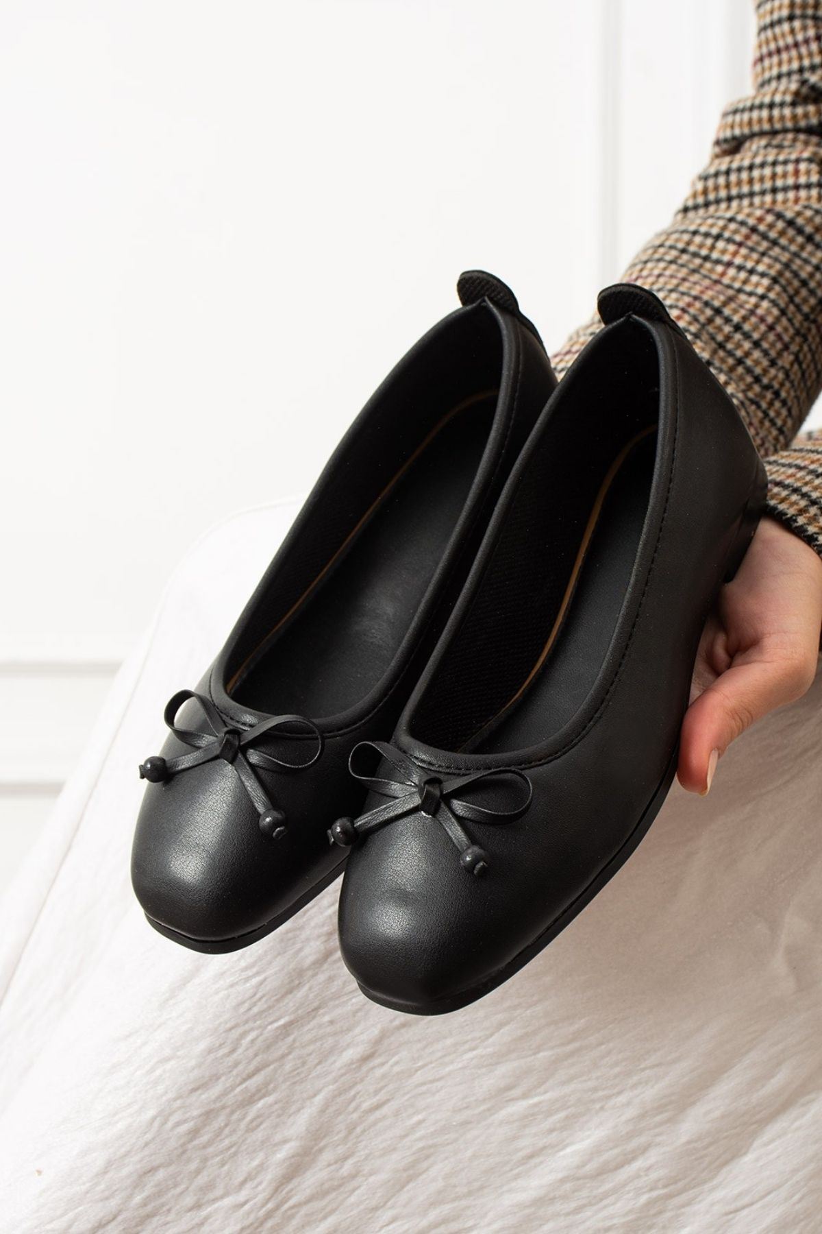 Fiora Siyah Cilt Fiyonklu Ahşap Boncuk Detaylı Babet