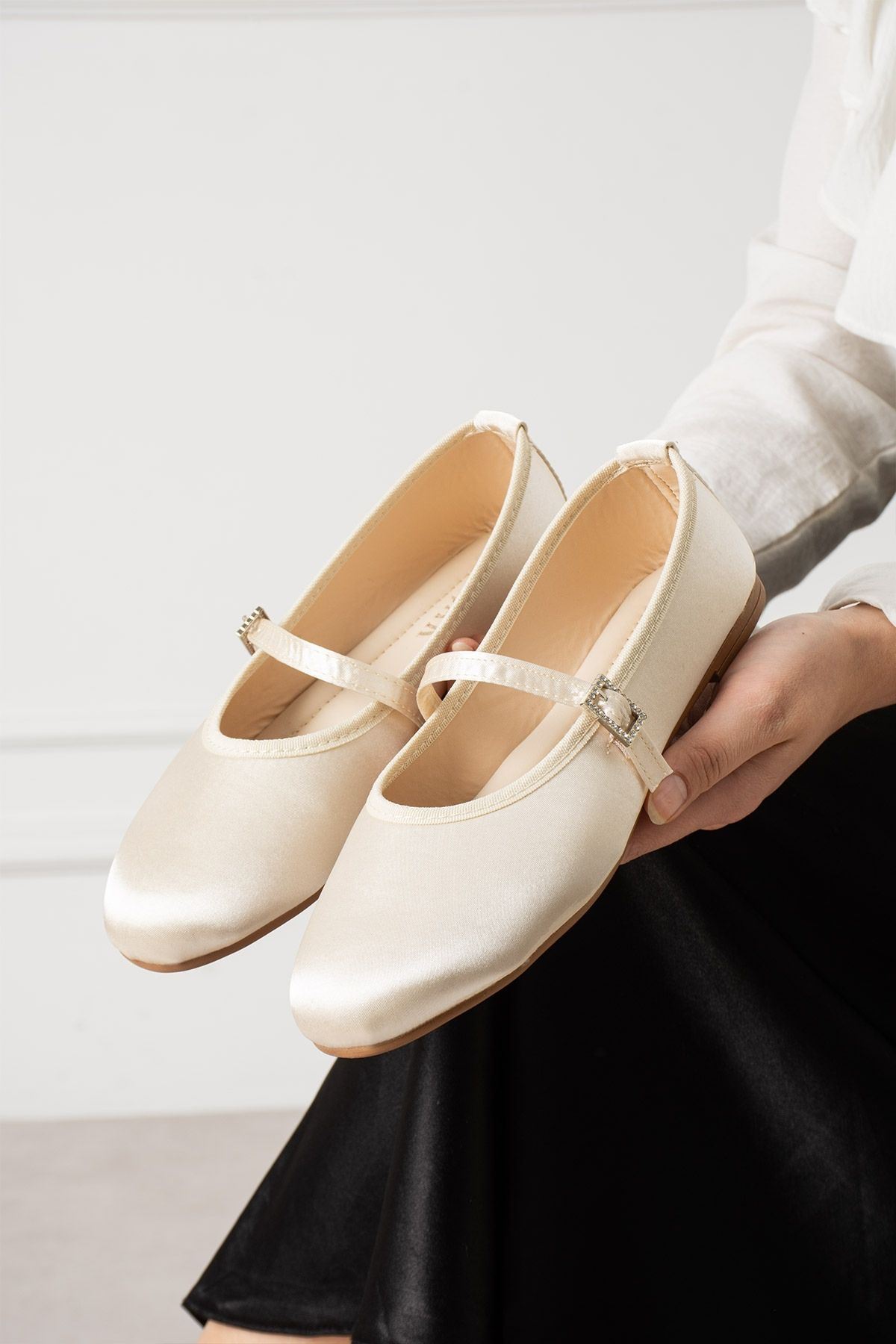 Molise Bej Saten Taşlı Kare Tokalı Tek Bant Babet