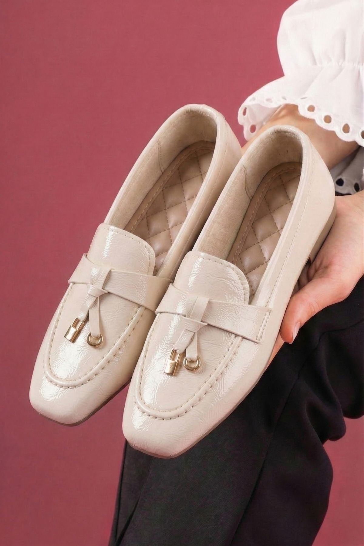 Viona Bej Kırışık Rugan Saraçlı Mini Fiyonk Aksesuarlı Loafer Babet