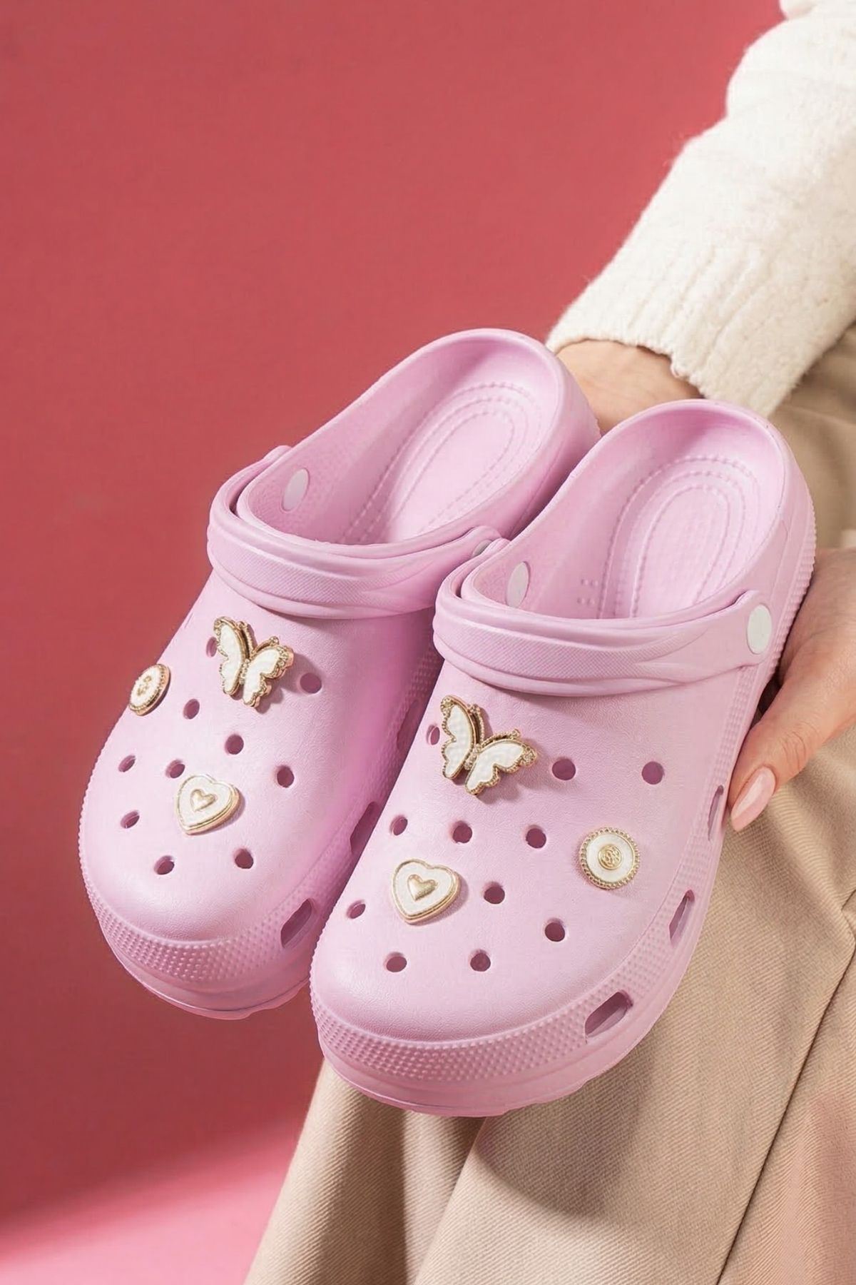 Ronda Pudra Kelebek Kalp Aksesuarlı Delikli Önü Kapalı Islak Zemin Terlik ve Sandalet