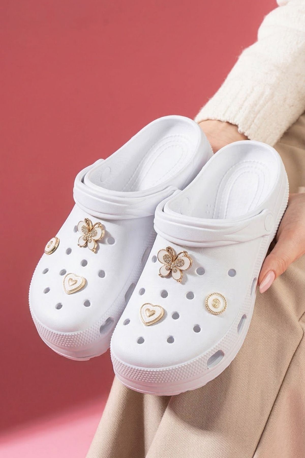 Ronda Beyaz Kelebek Kalp Aksesuarlı Delikli Önü Kapalı Islak Zemin Terlik ve Sandalet