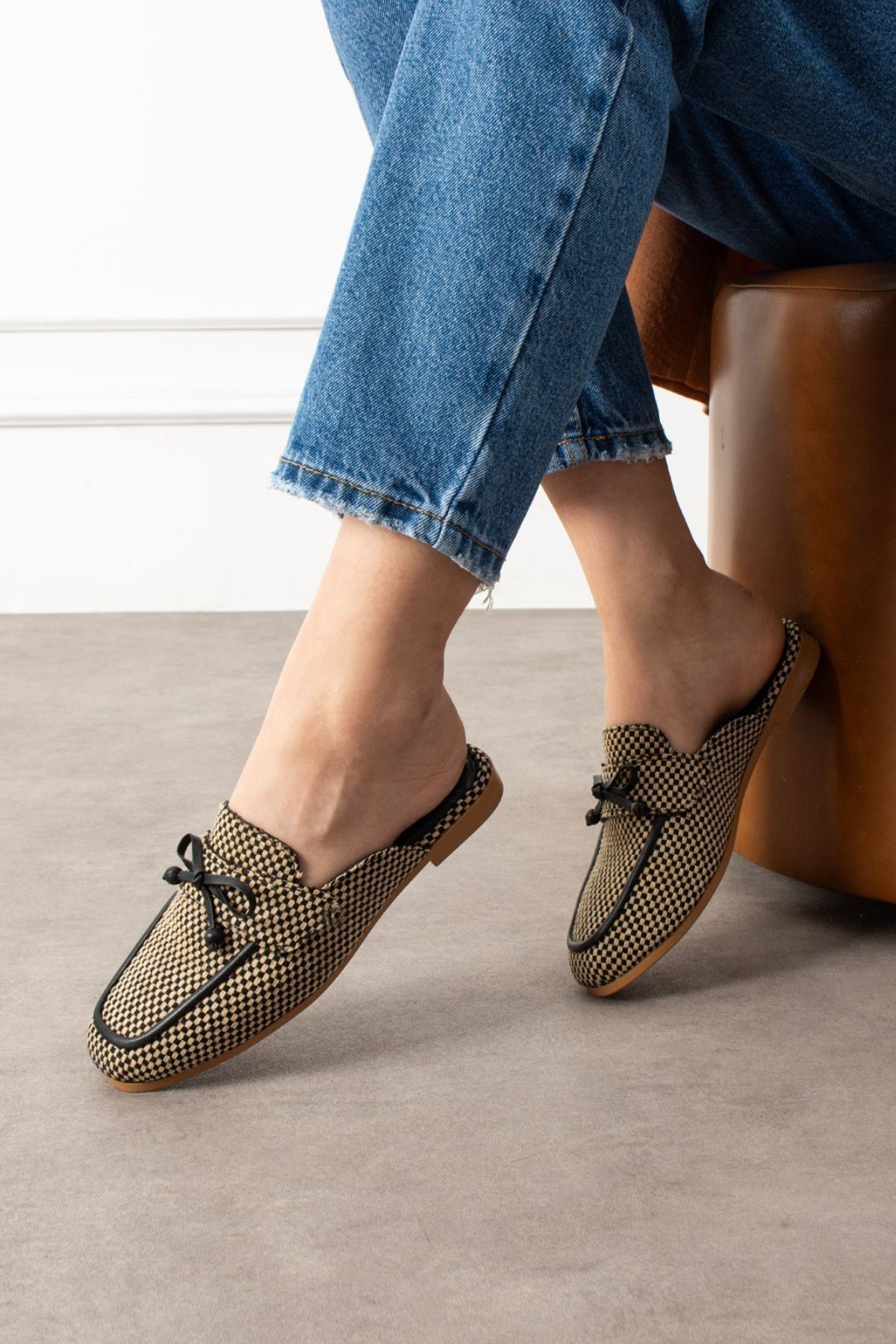 Piera Damalı Siyah Fiyonklu Ahşap Boncuk Detaylı Önü Kapalı Terlik