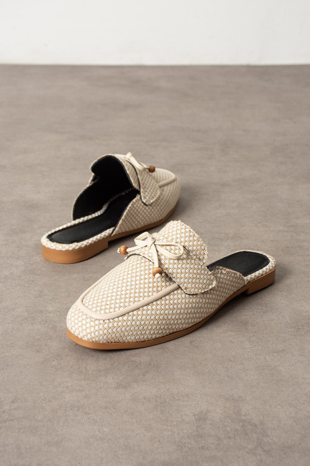 Piera Damalı Bej Fiyonklu Ahşap Boncuk Detaylı Önü Kapalı Terlik