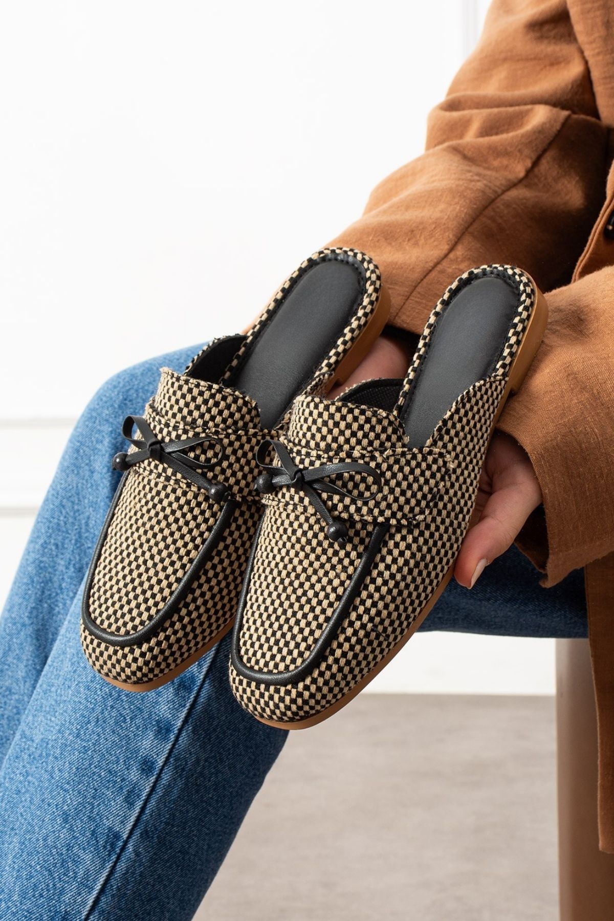 Piera Damalı Siyah Fiyonklu Ahşap Boncuk Detaylı Önü Kapalı Terlik