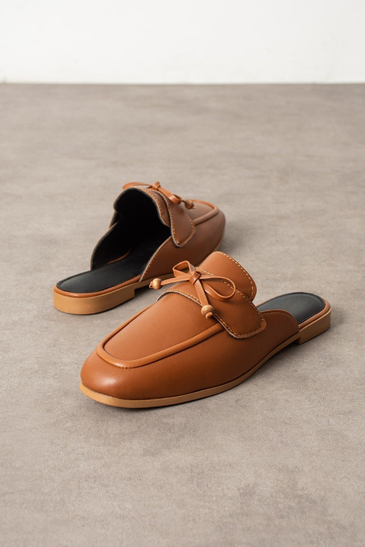 Piera Taba Cilt Fiyonklu Ahşap Boncuk Detaylı Önü Kapalı Terlik