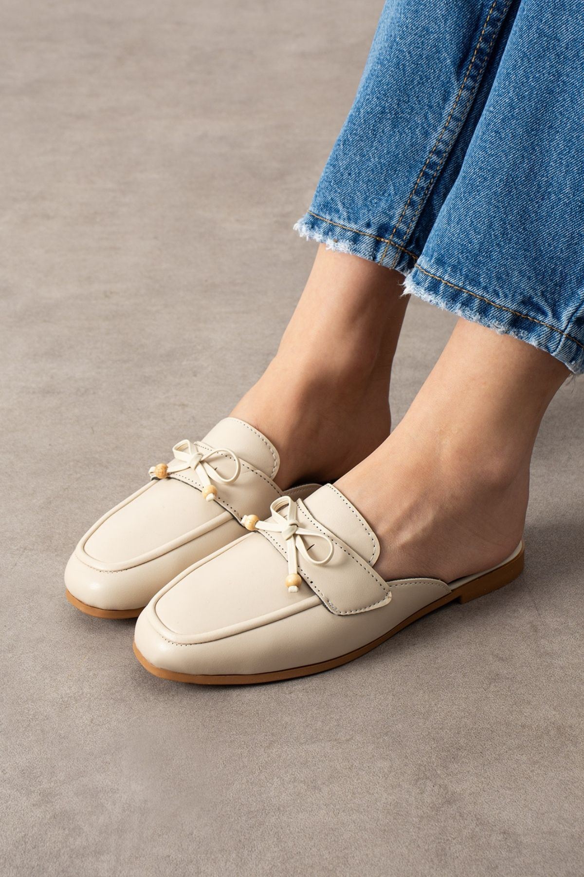 Piera Bej Cilt Fiyonklu Ahşap Boncuk Detaylı Önü Kapalı Terlik