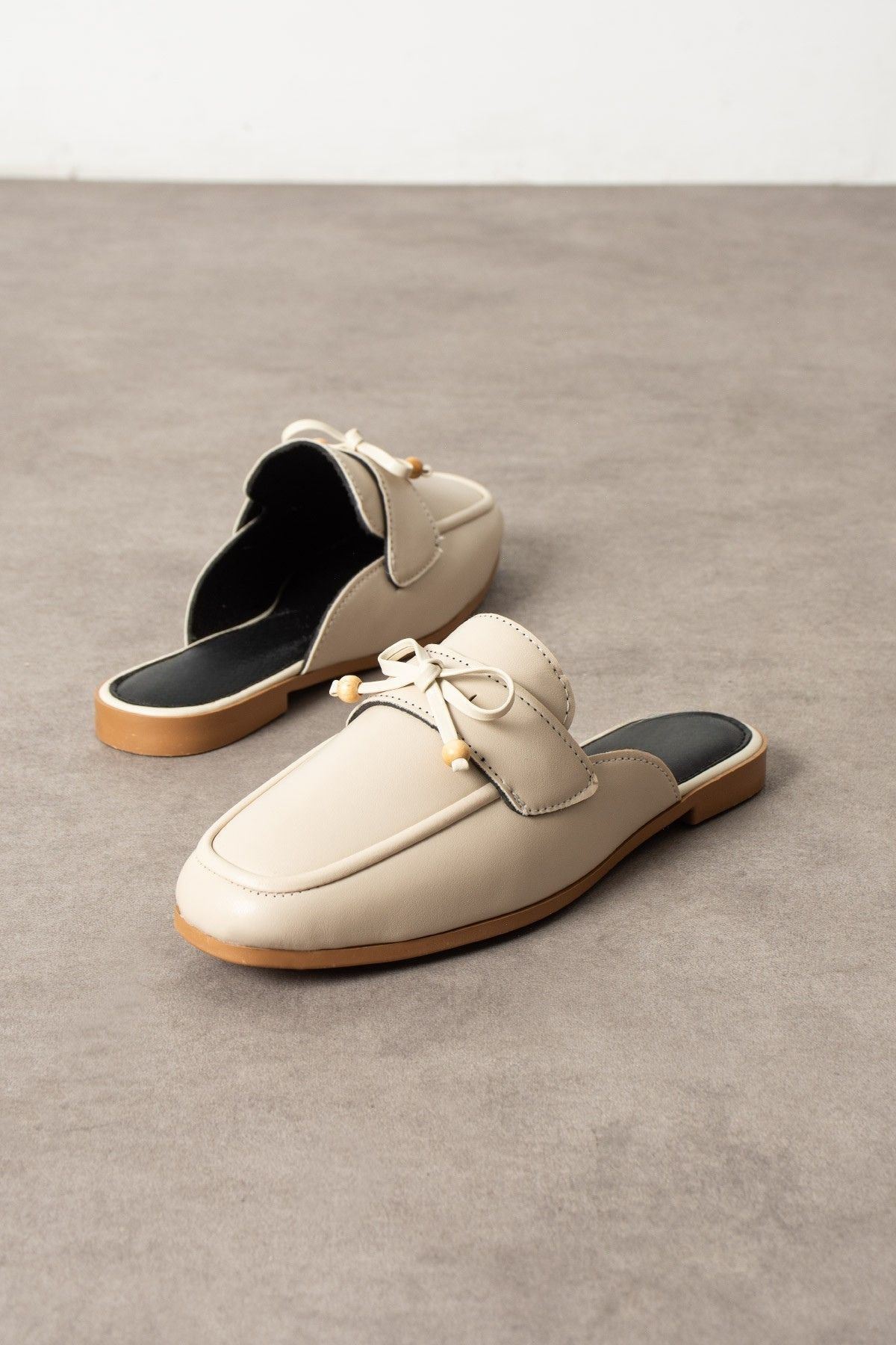 Piera Bej Cilt Fiyonklu Ahşap Boncuk Detaylı Önü Kapalı Terlik