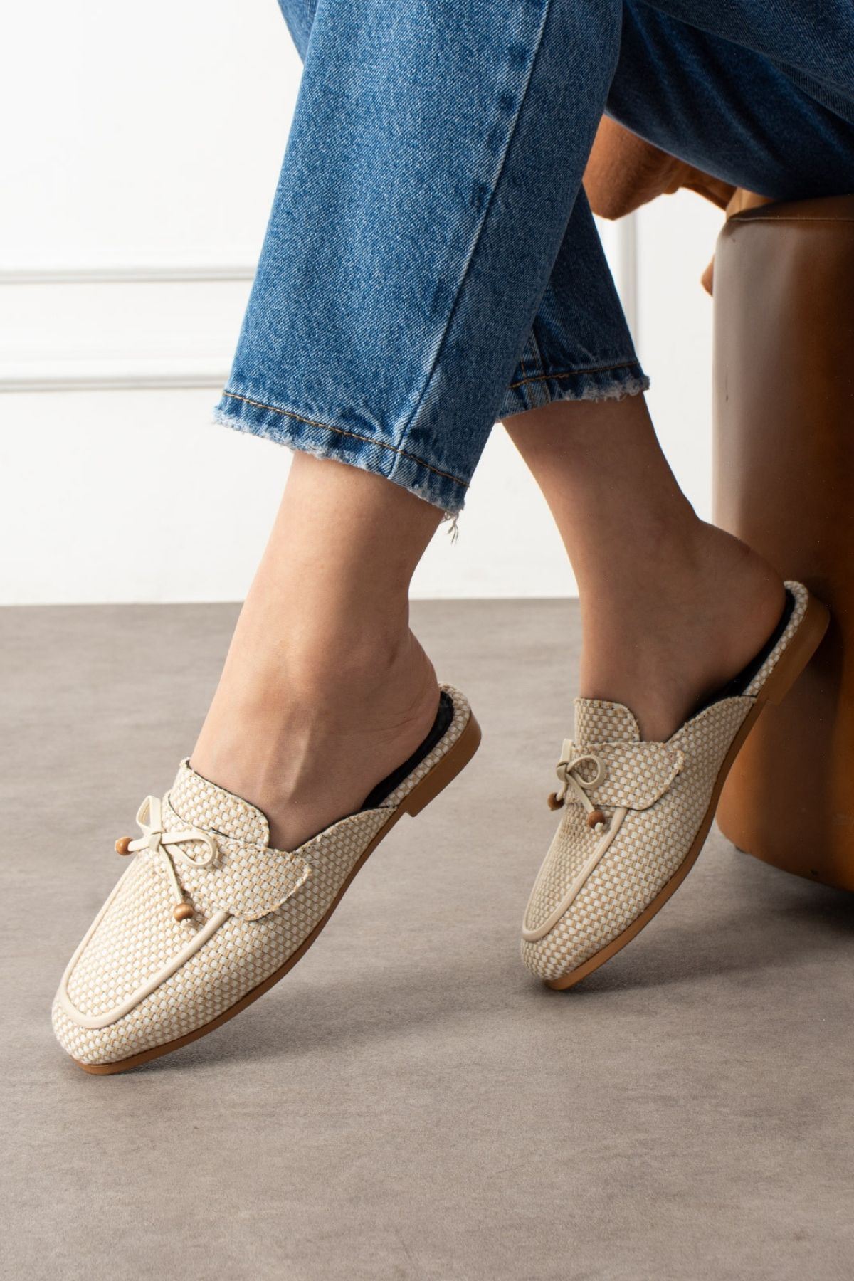 Piera Damalı Bej Fiyonklu Ahşap Boncuk Detaylı Önü Kapalı Terlik