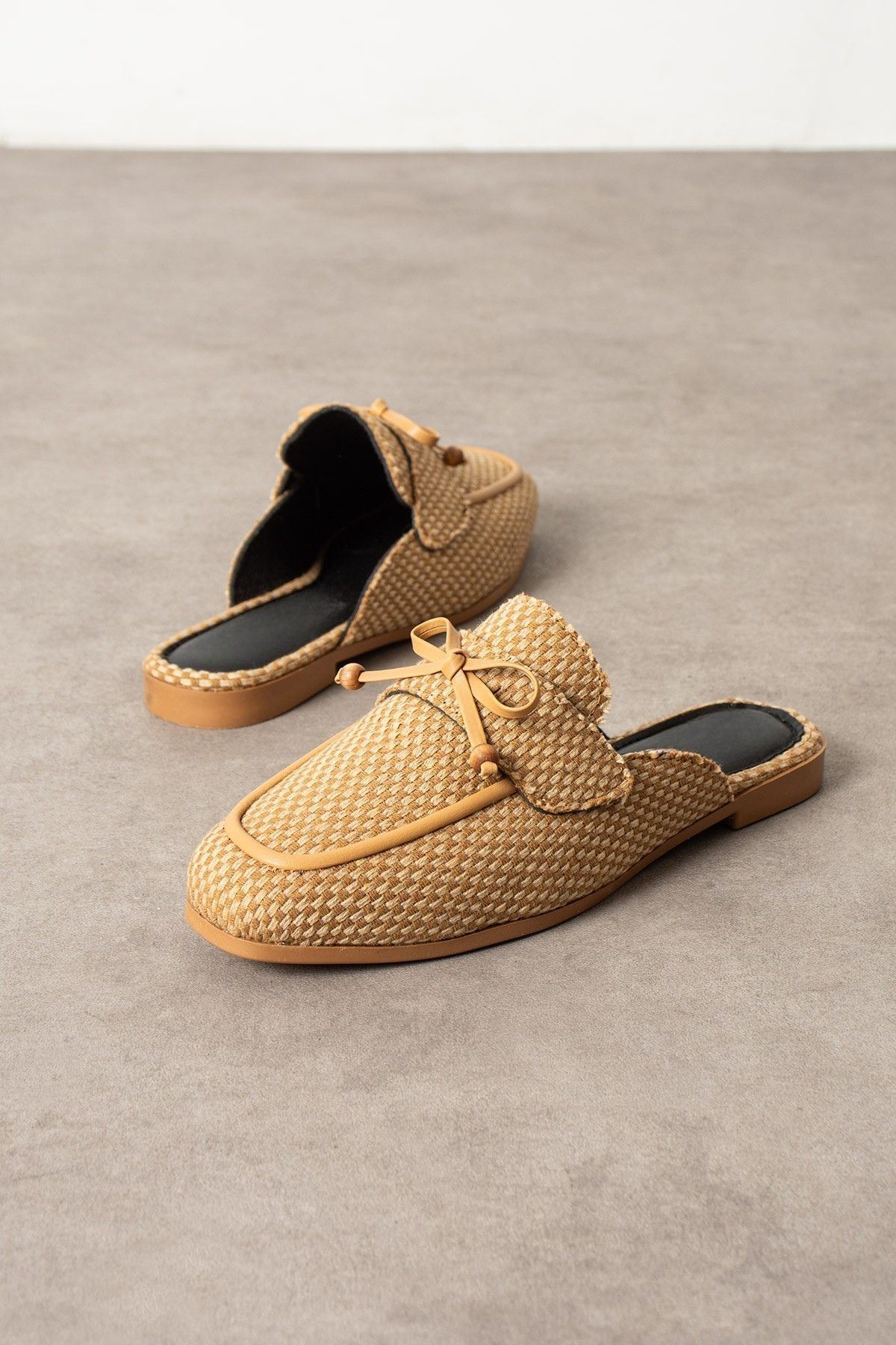 Piera Damalı Vizon Fiyonklu Ahşap Boncuk Detaylı Önü Kapalı Terlik