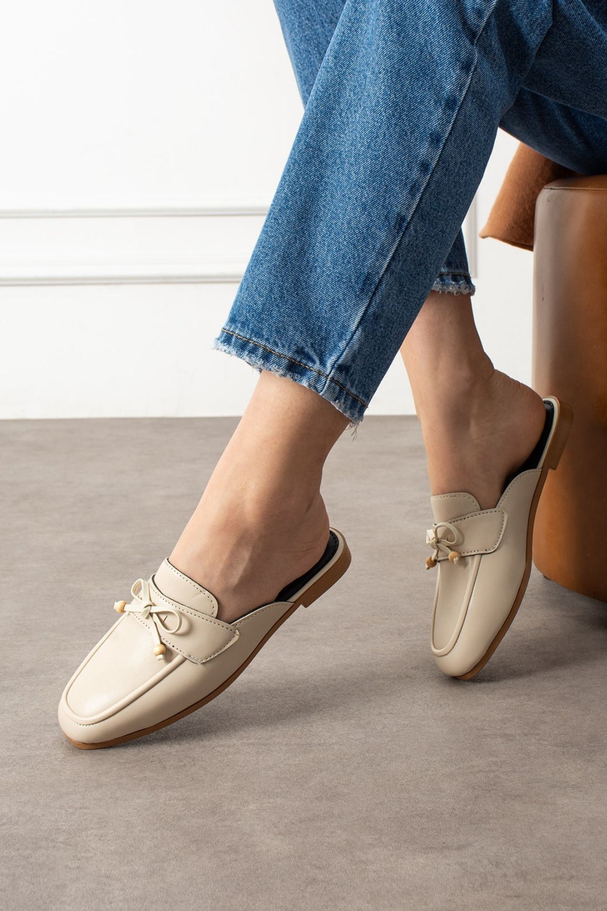 Piera Bej Cilt Fiyonklu Ahşap Boncuk Detaylı Önü Kapalı Terlik