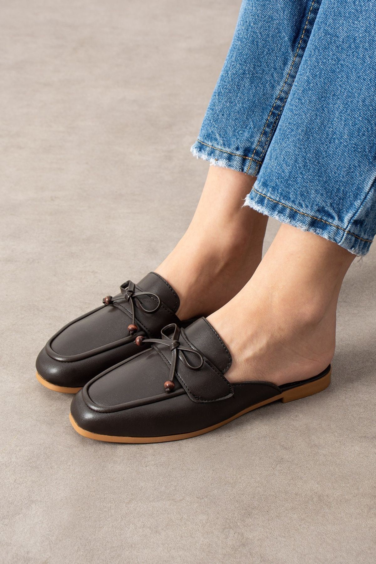 Piera Kahverengi Cilt Fiyonklu Ahşap Boncuk Detaylı Önü Kapalı Terlik