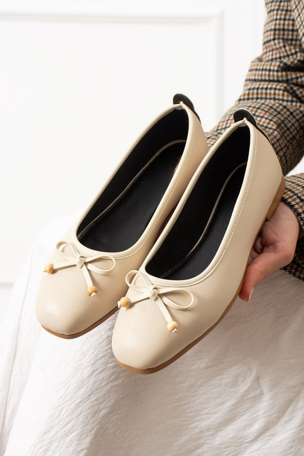 Fiora Bej Cilt Fiyonklu Ahşap Boncuk Detaylı Babet