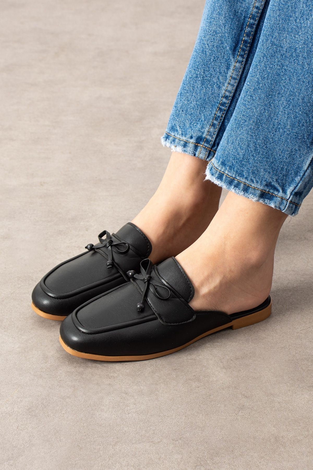 Piera Siyah Cilt Fiyonklu Ahşap Boncuk Detaylı Önü Kapalı Terlik