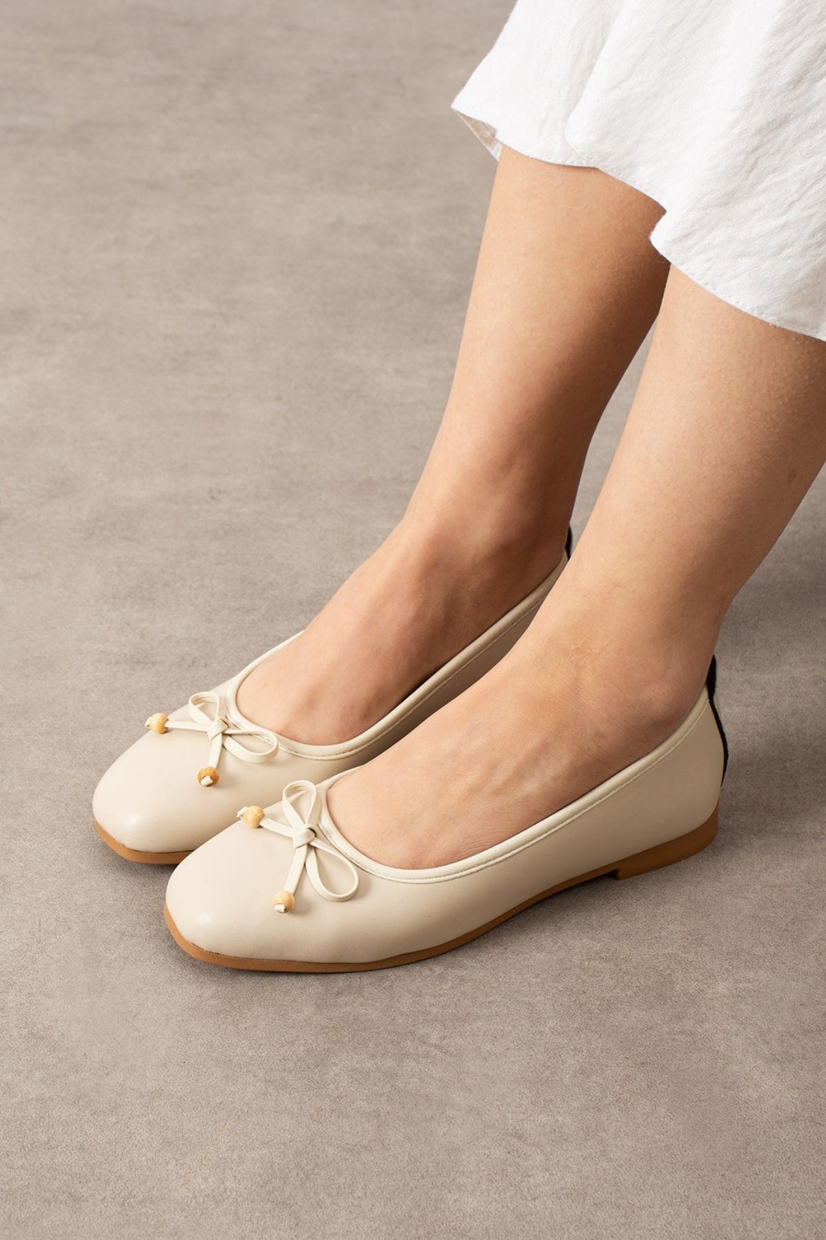 Fiora Bej Cilt Fiyonklu Ahşap Boncuk Detaylı Babet