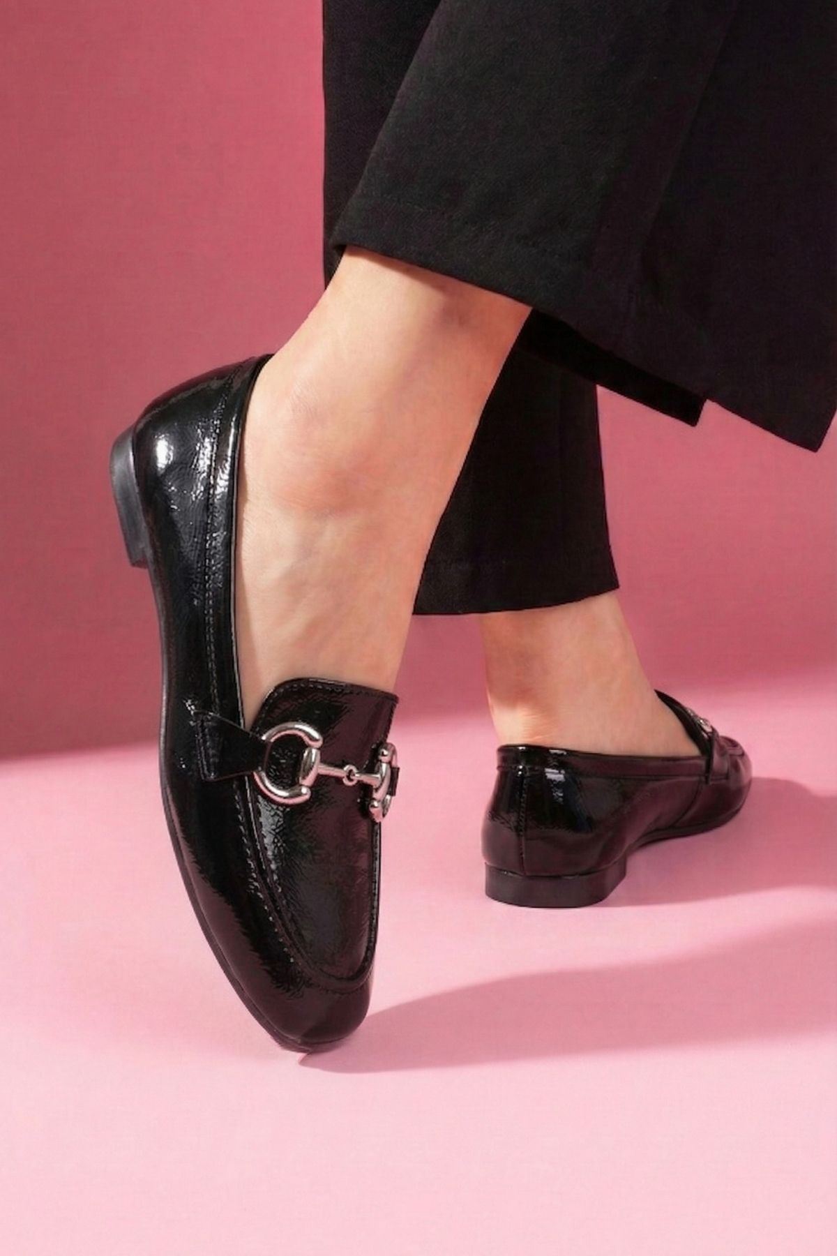 Arven Siyah Kırışık Rugan Saraçlı Gold Tokalı Loafer Babet