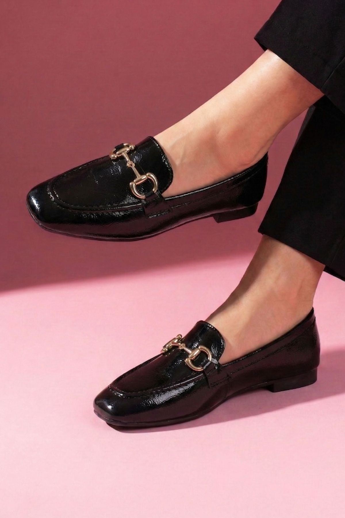 Arven Siyah Kırışık Rugan Saraçlı Gold Tokalı Loafer Babet