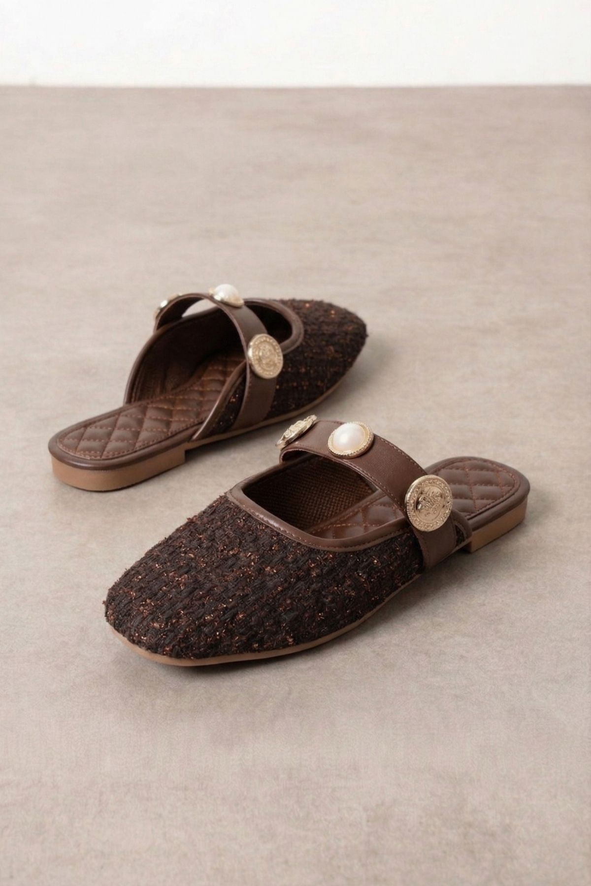 Jolie Kahverengi Simli Kumaş İnci ve Mühür Aksesuarlı Önü Kapalı Terlik