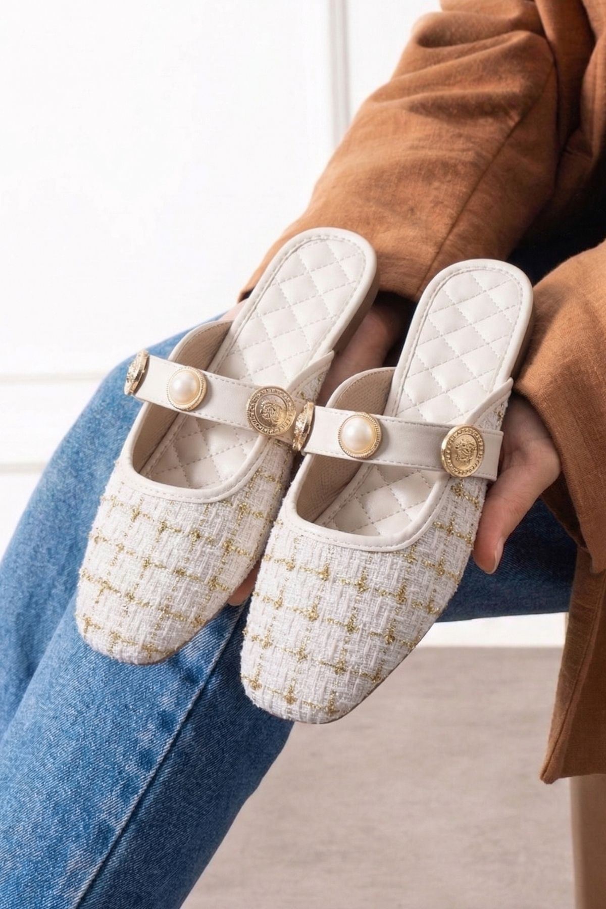 Jolie Bej Simli Kumaş İnci ve Mühür Aksesuarlı Önü Kapalı Terlik