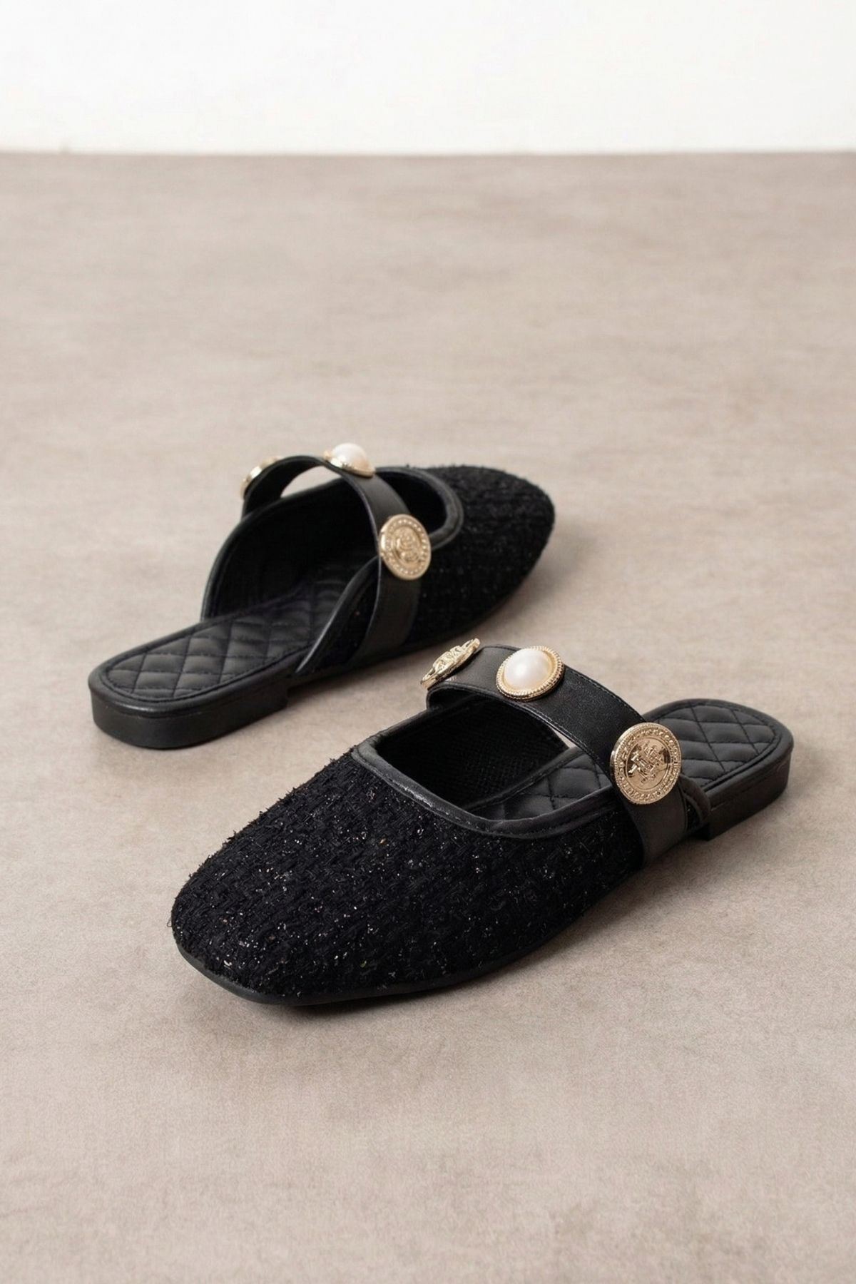 Jolie Siyah Simli Kumaş İnci ve Mühür Aksesuarlı Önü Kapalı Terlik