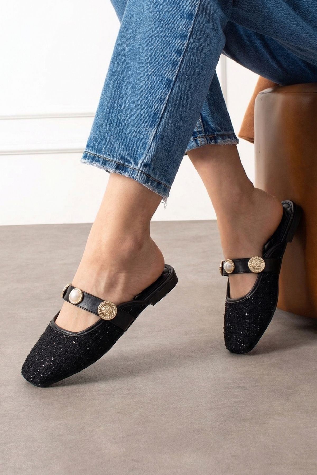 Jolie Siyah Simli Kumaş İnci ve Mühür Aksesuarlı Önü Kapalı Terlik