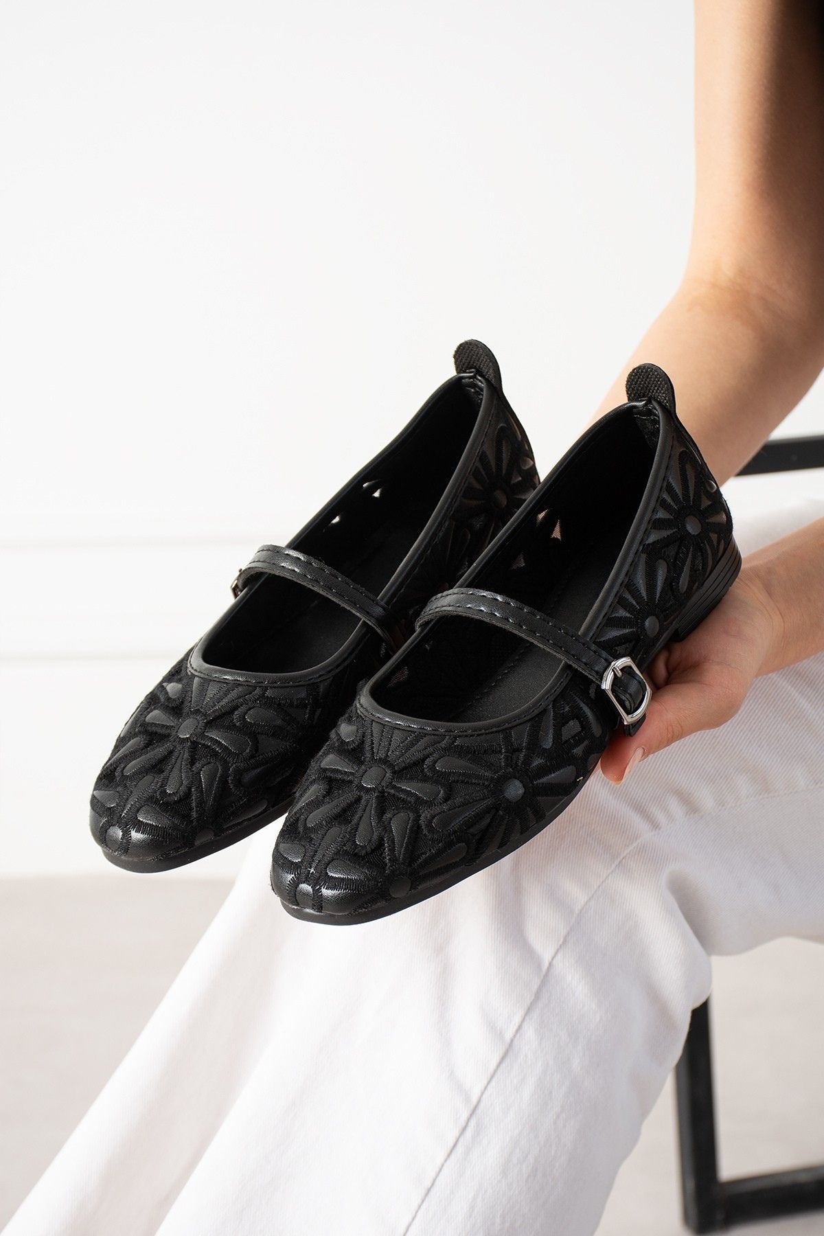 Venosa Siyah Tül Nakışlı Çiçek Desenli Kemerli Premium Babet