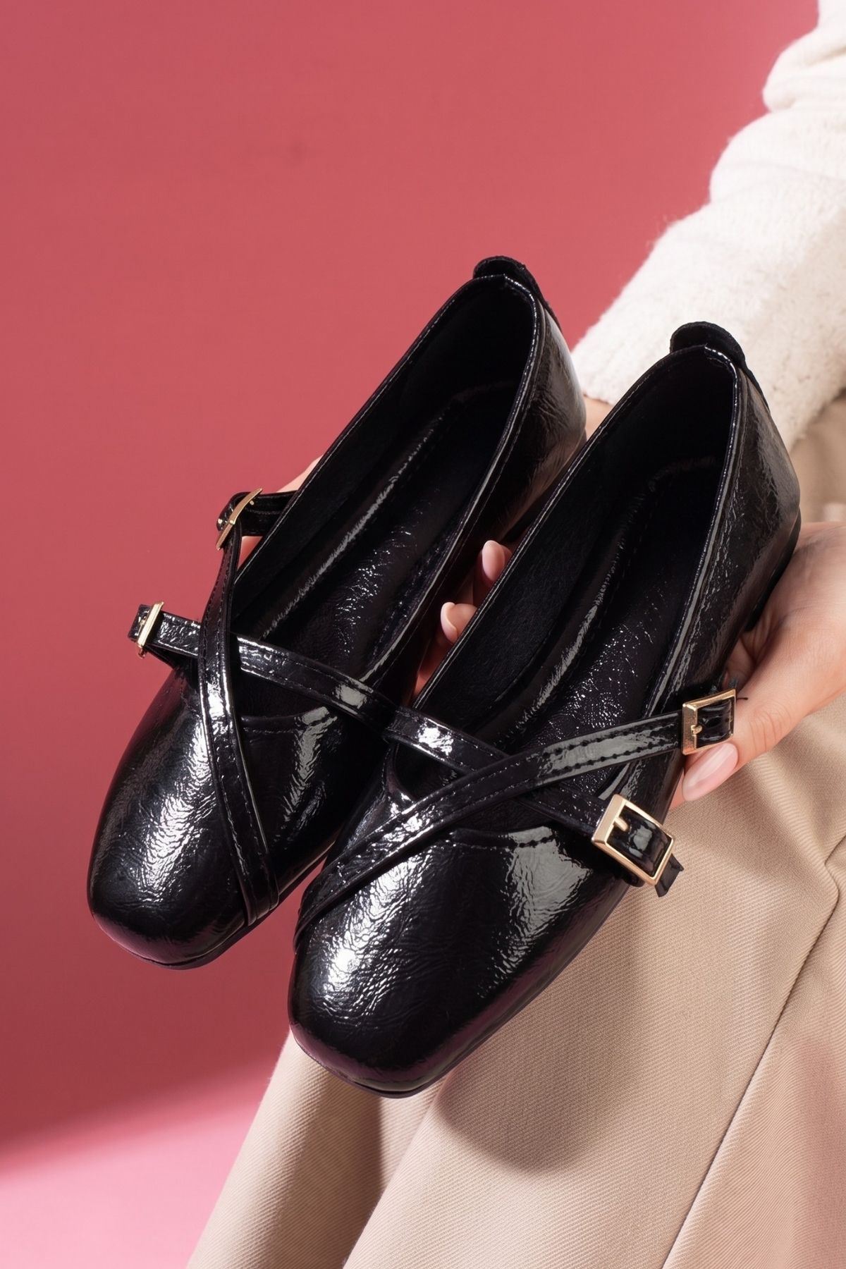 Lucca Siyah Kırışık Rugan Gold Tokalı Çapraz Babet