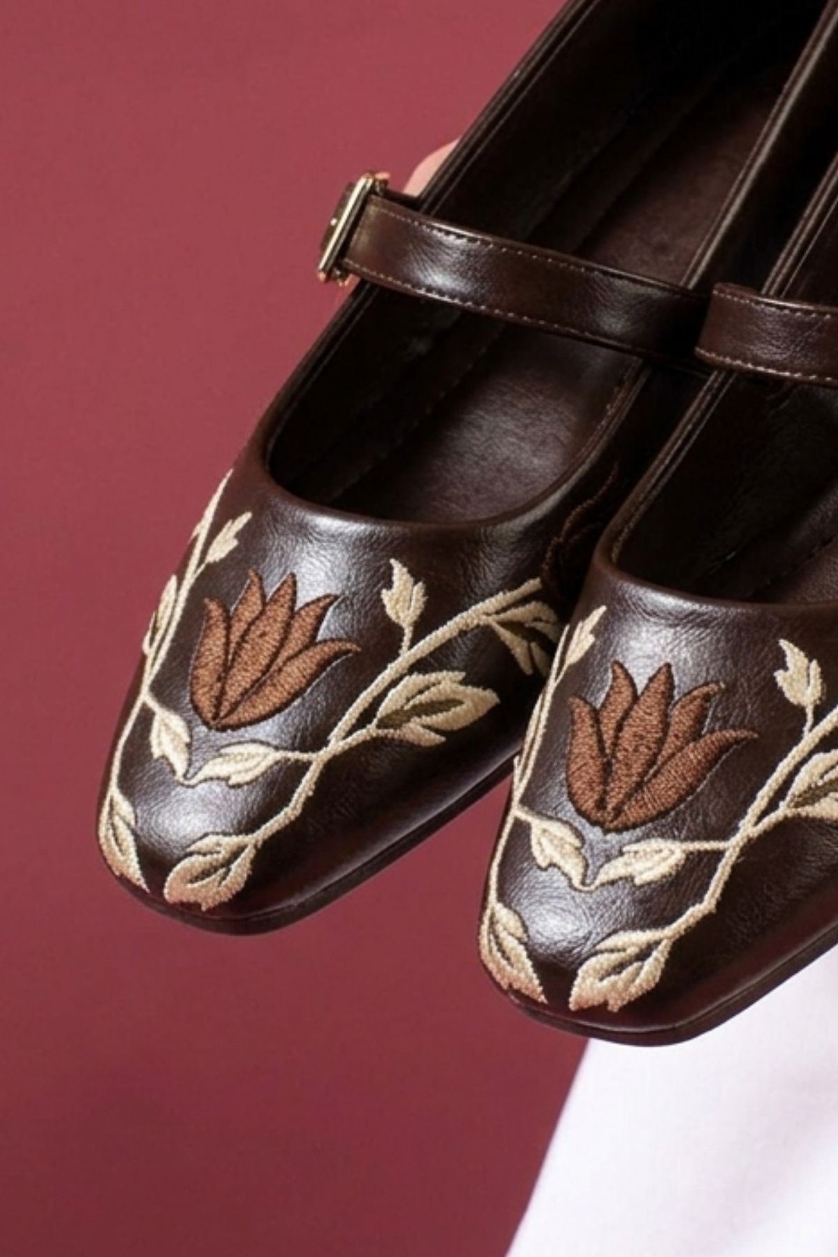 Mantova Kahverengi Kırışık Rugan Çiçek Nakışlı Gold Tokalı Kemerli Babet