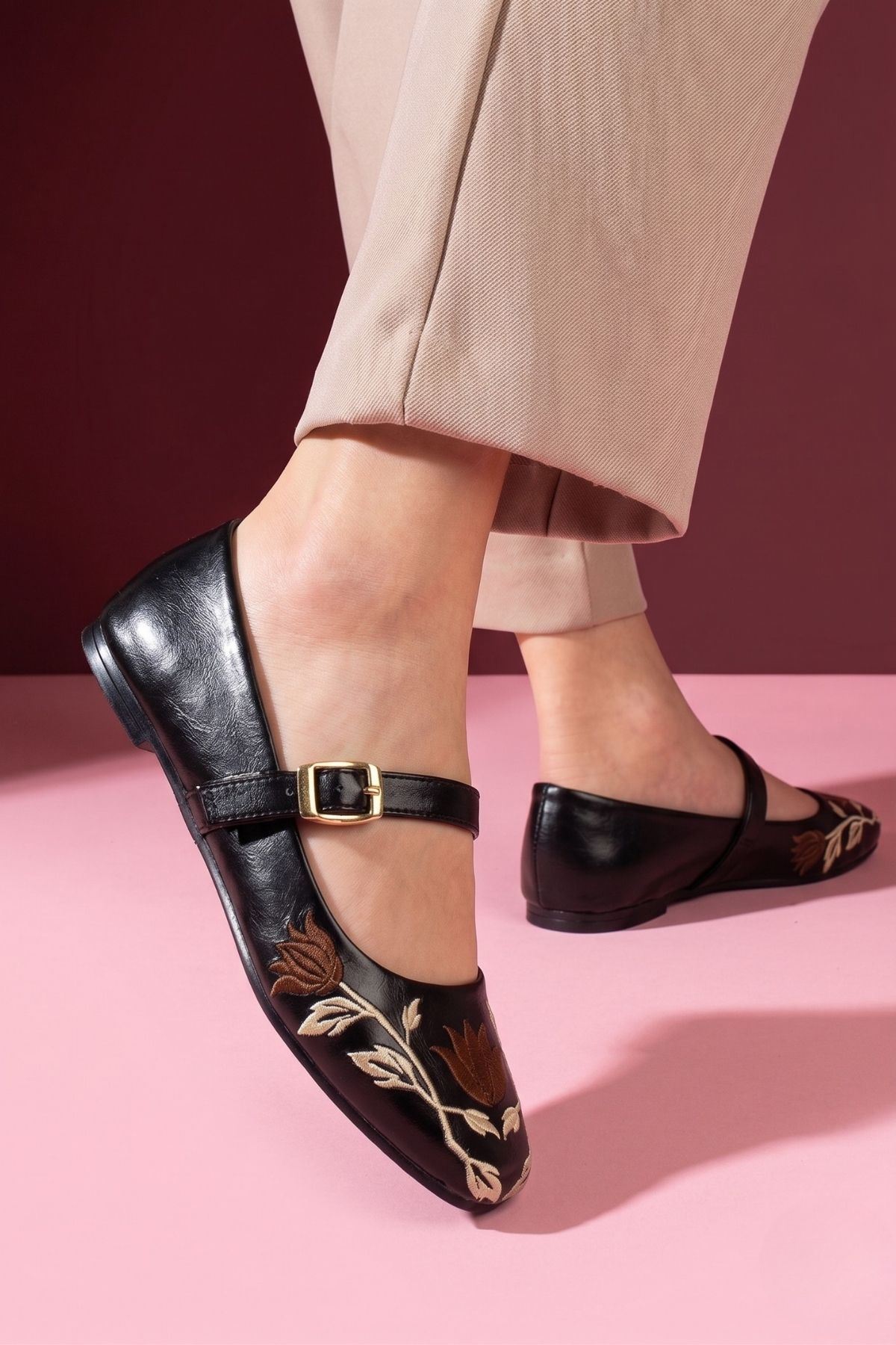 Mantova Siyah Kırışık Rugan Çiçek Nakışlı Gold Tokalı Kemerli Babet