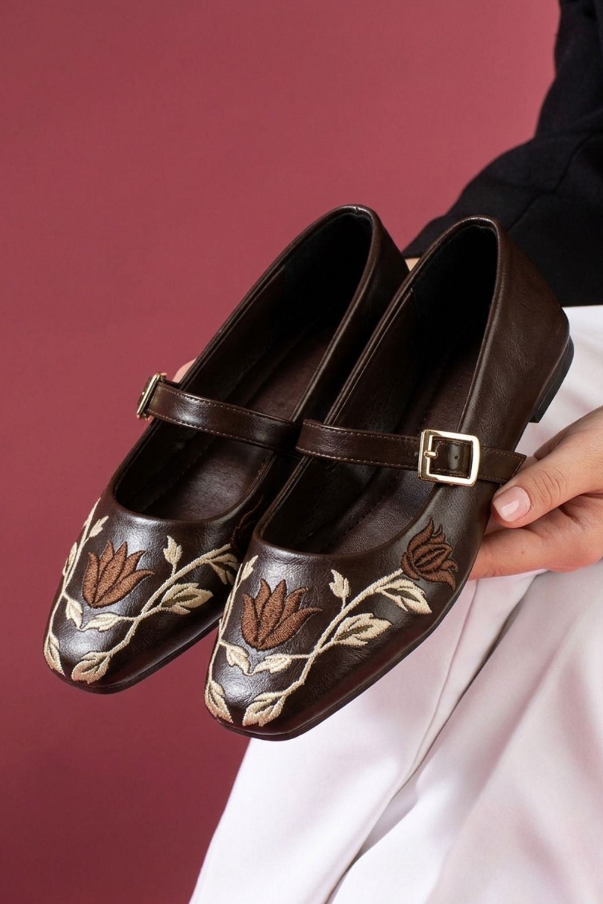 Mantova Kahverengi Kırışık Rugan Çiçek Nakışlı Gold Tokalı Kemerli Babet