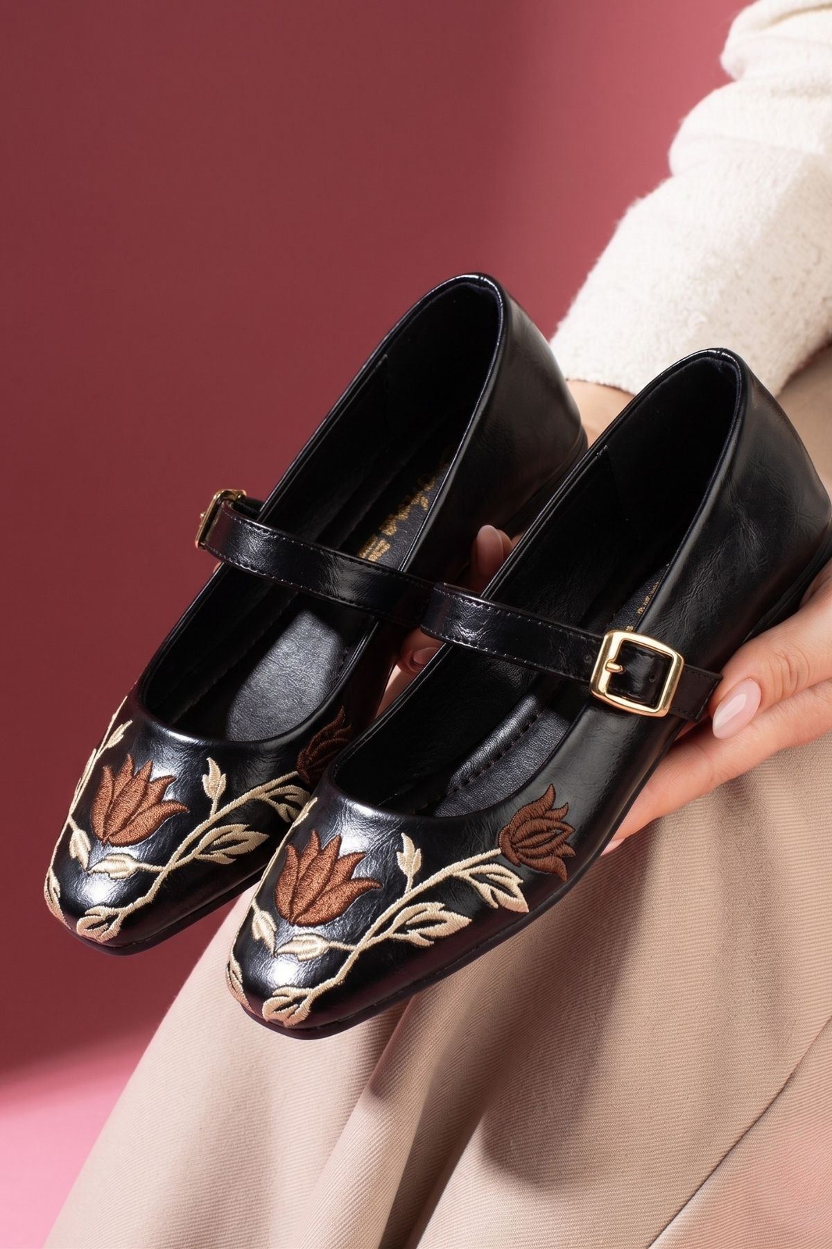 Mantova Siyah Kırışık Rugan Çiçek Nakışlı Gold Tokalı Kemerli Babet