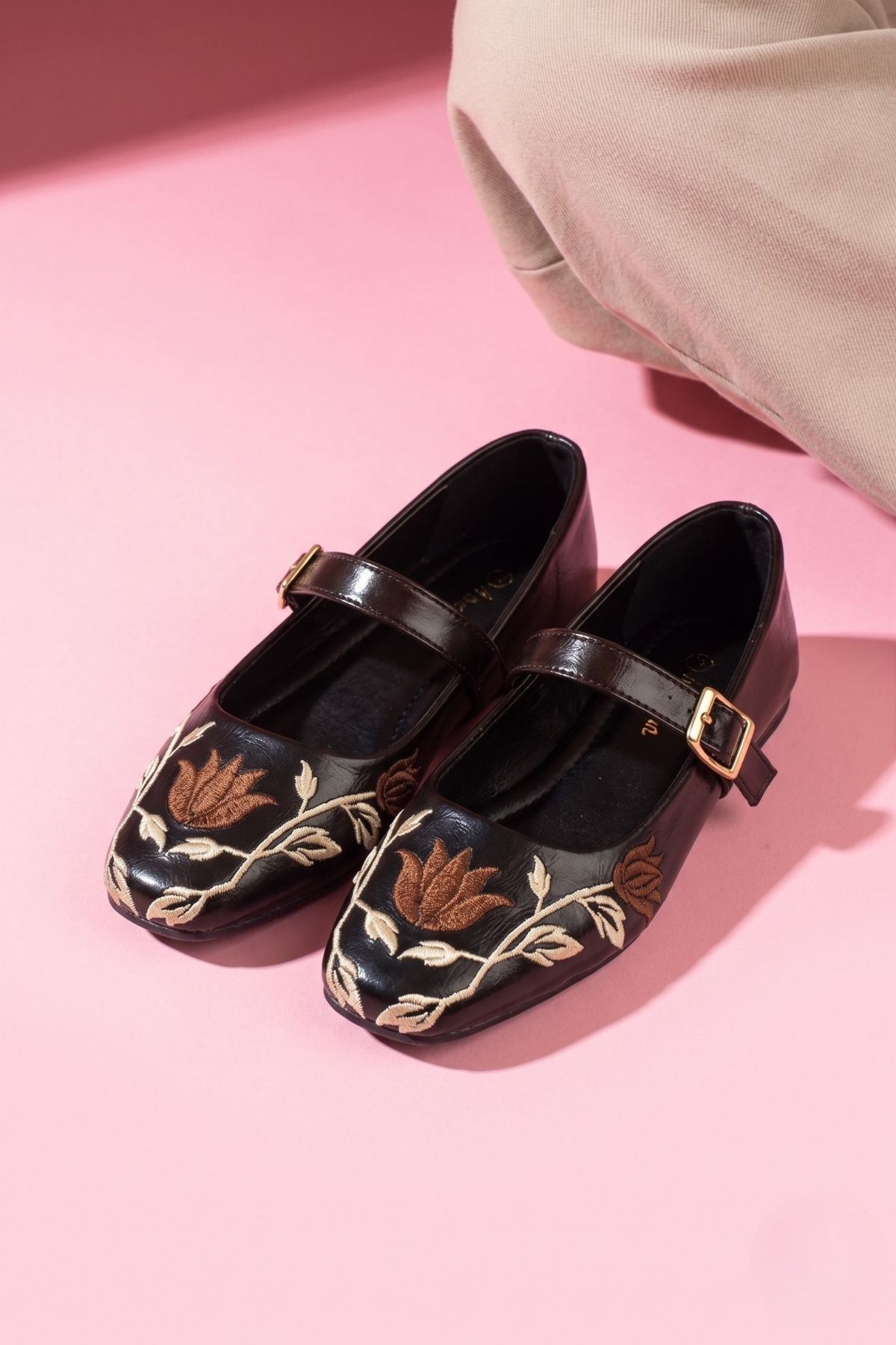 Mantova Siyah Kırışık Rugan Çiçek Nakışlı Gold Tokalı Kemerli Babet