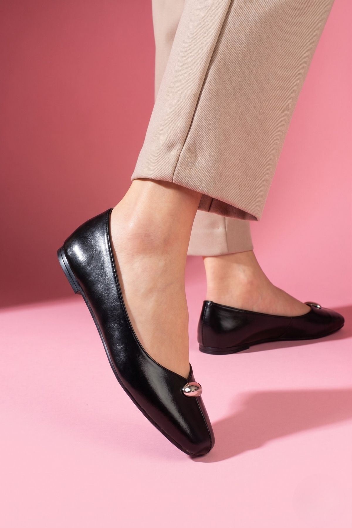 Breno Kahverengi Kırışık Rugan Damla Aksesuarlı Babet