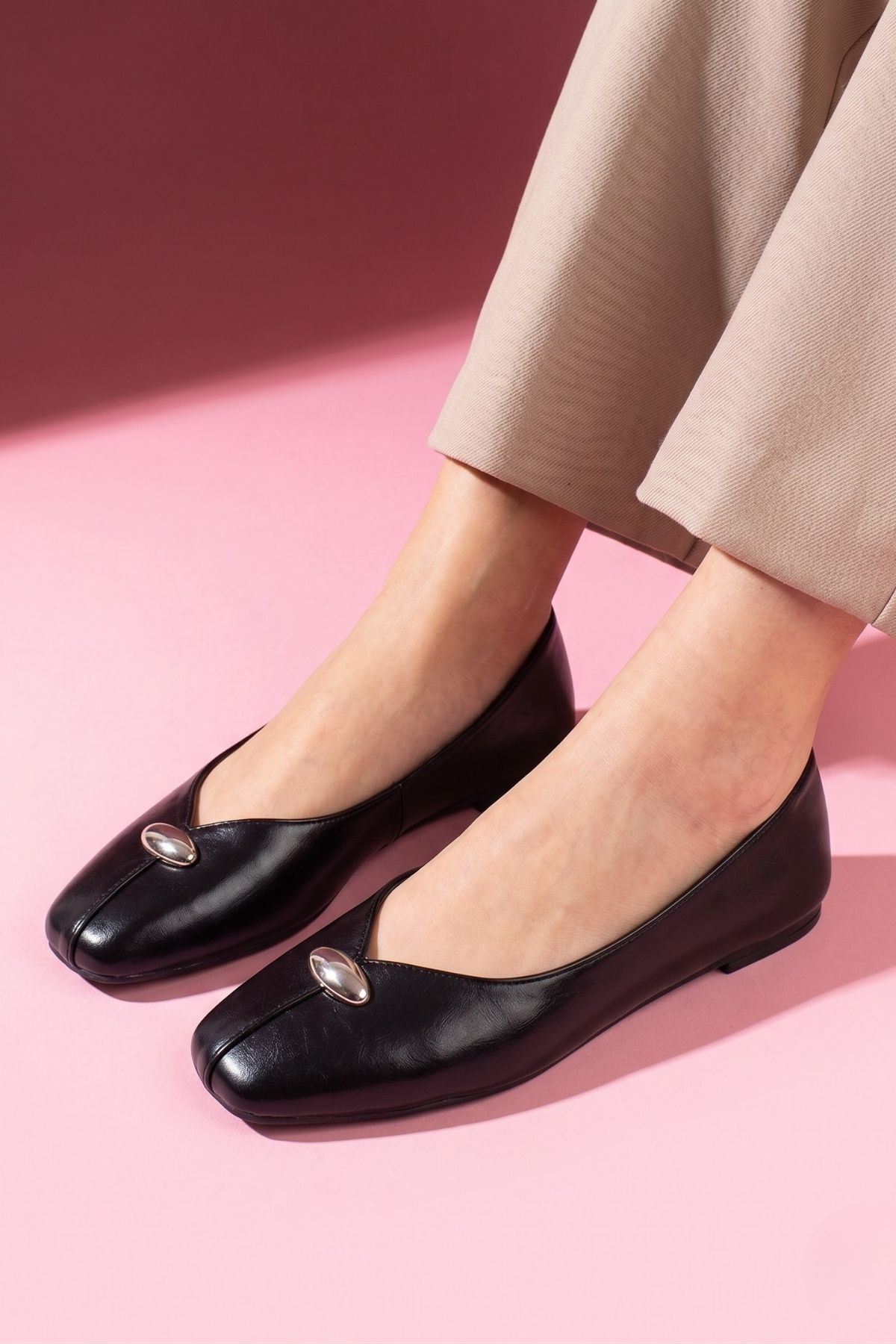 Breno Siyah Kırışık Rugan Damla Aksesuarlı Babet