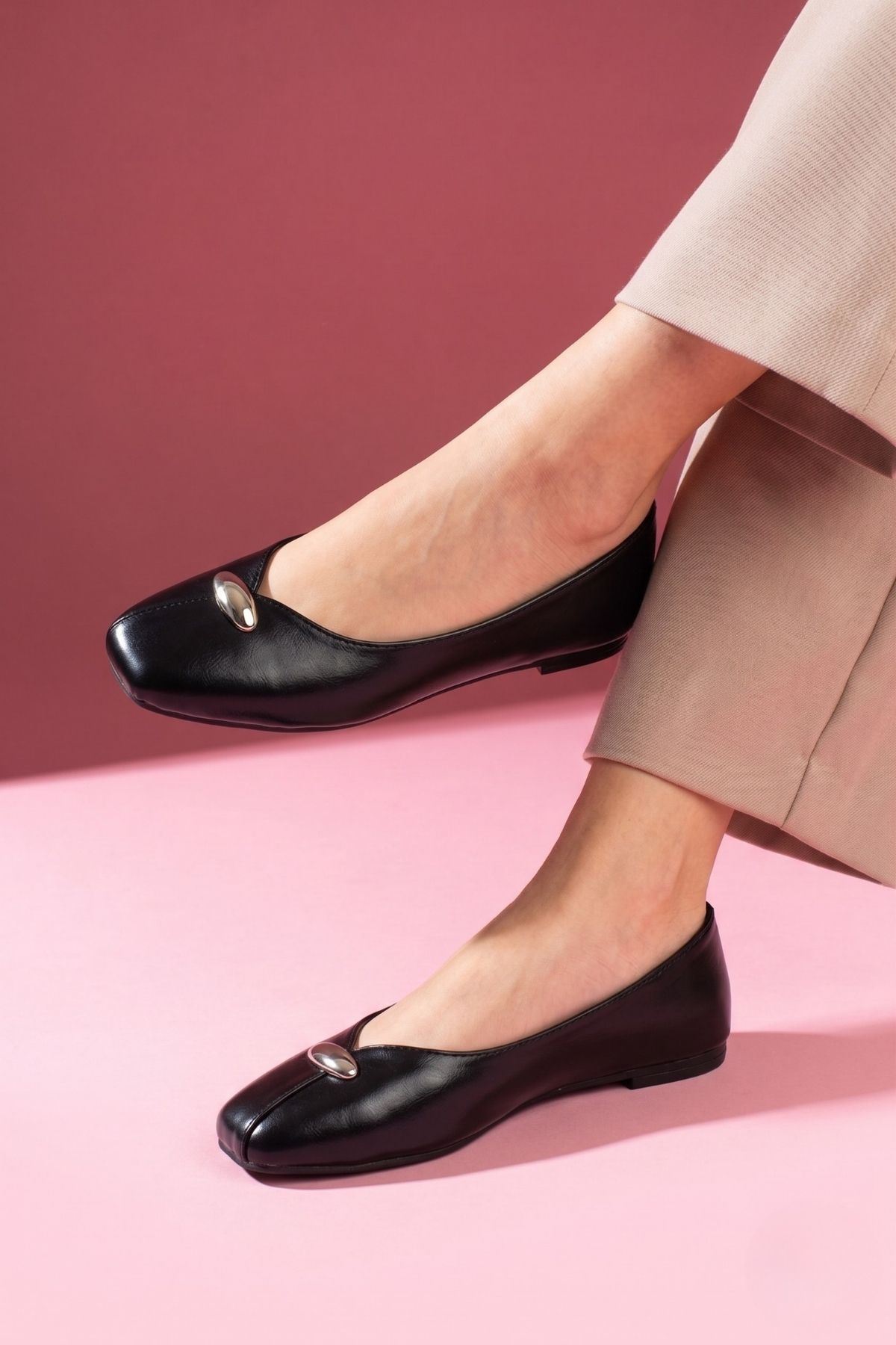 Breno Kahverengi Kırışık Rugan Damla Aksesuarlı Babet