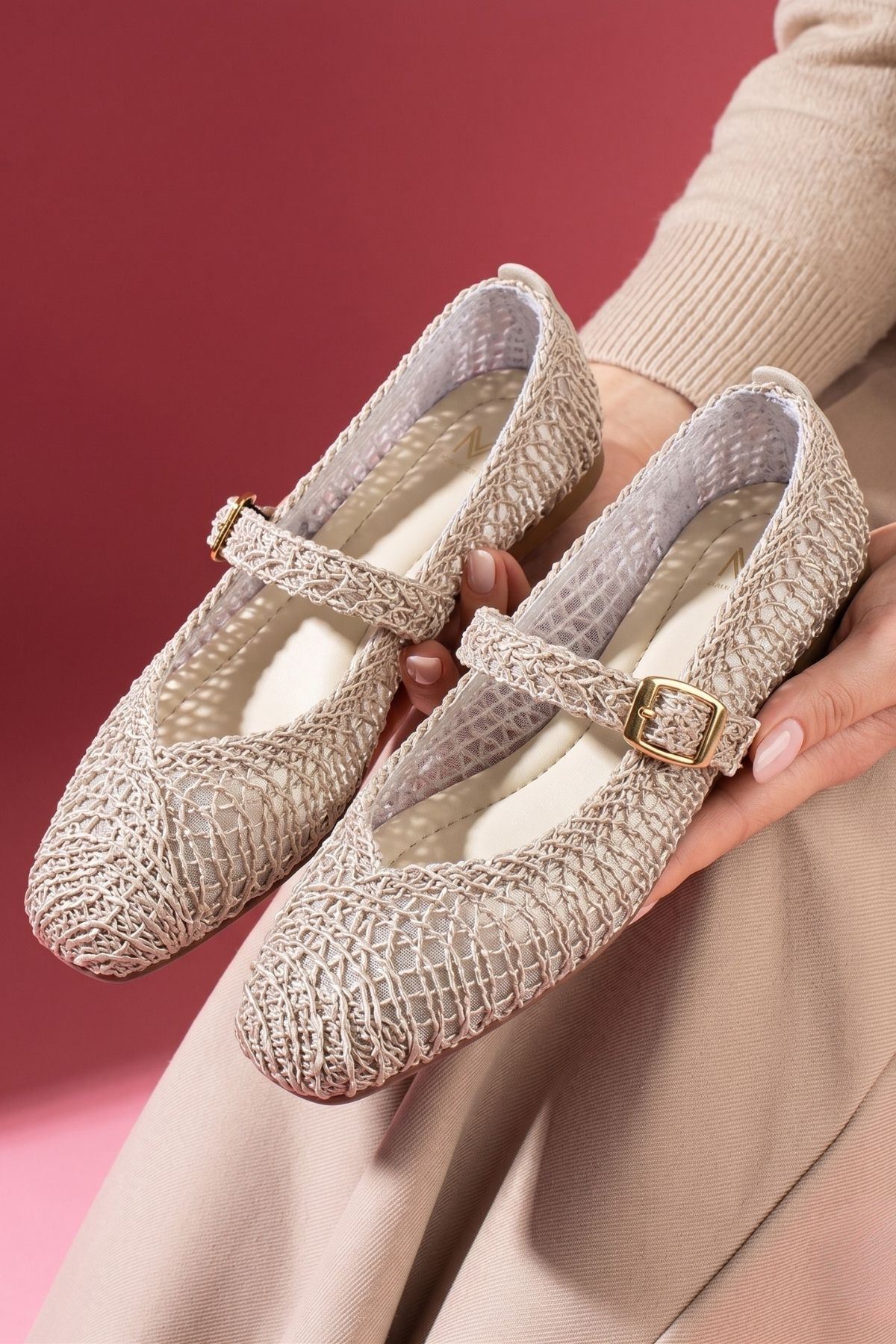 Minori Bej Örgü Dokulu Gold Tokalı Kemerli Triko Babet