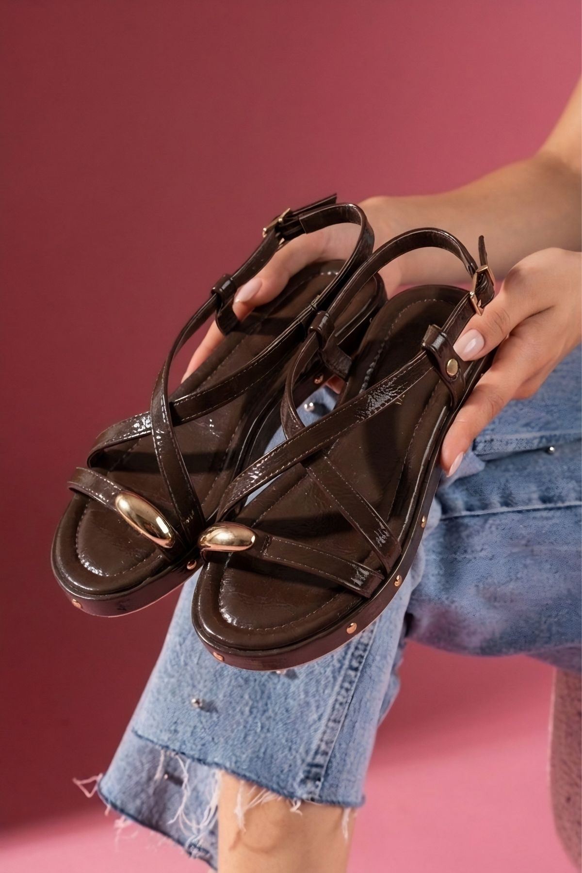 Novara Kahverengi Kırışık Rugan Parmak Arası Damla Aksesuarlı Sandalet