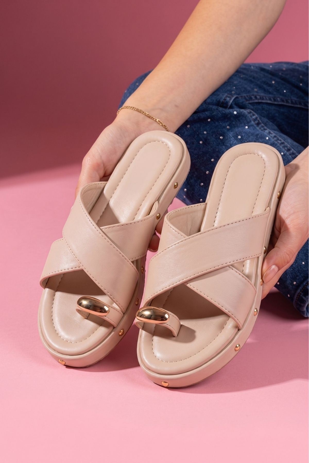 Udine Bej Cilt Parmak Arası Damla Aksesuarlı Çapraz Bantlı Terlik