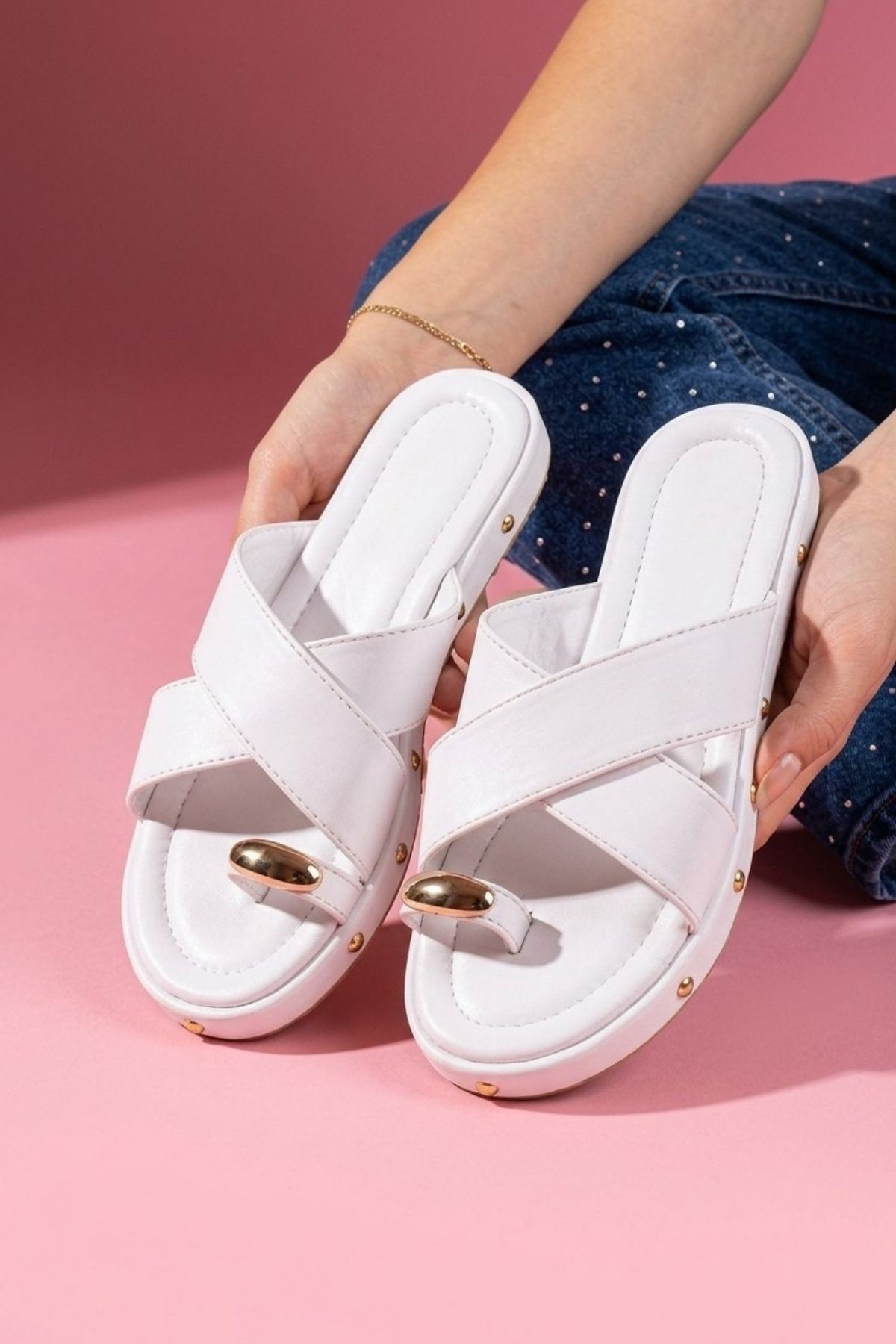 Udine Beyaz Cilt Parmak Arası Damla Aksesuarlı Çapraz Bantlı Terlik