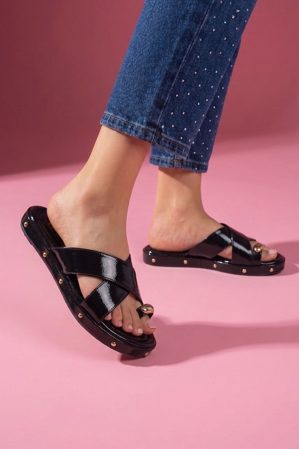 Spello Siyah Kırışık Rugan Parmak Arası Damla Aksesuarlı Çapraz Bantlı Terlik
