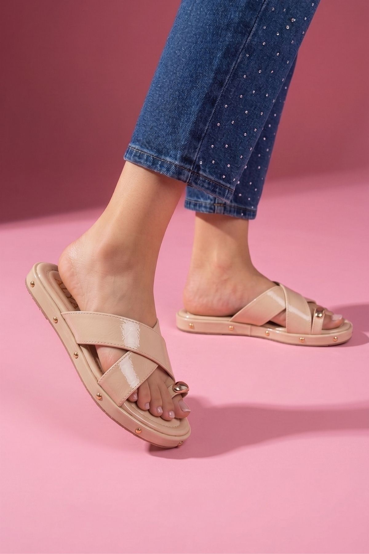 Spello Bej Kırışık Rugan Parmak Arası Damla Aksesuarlı Çapraz Bantlı Terlik
