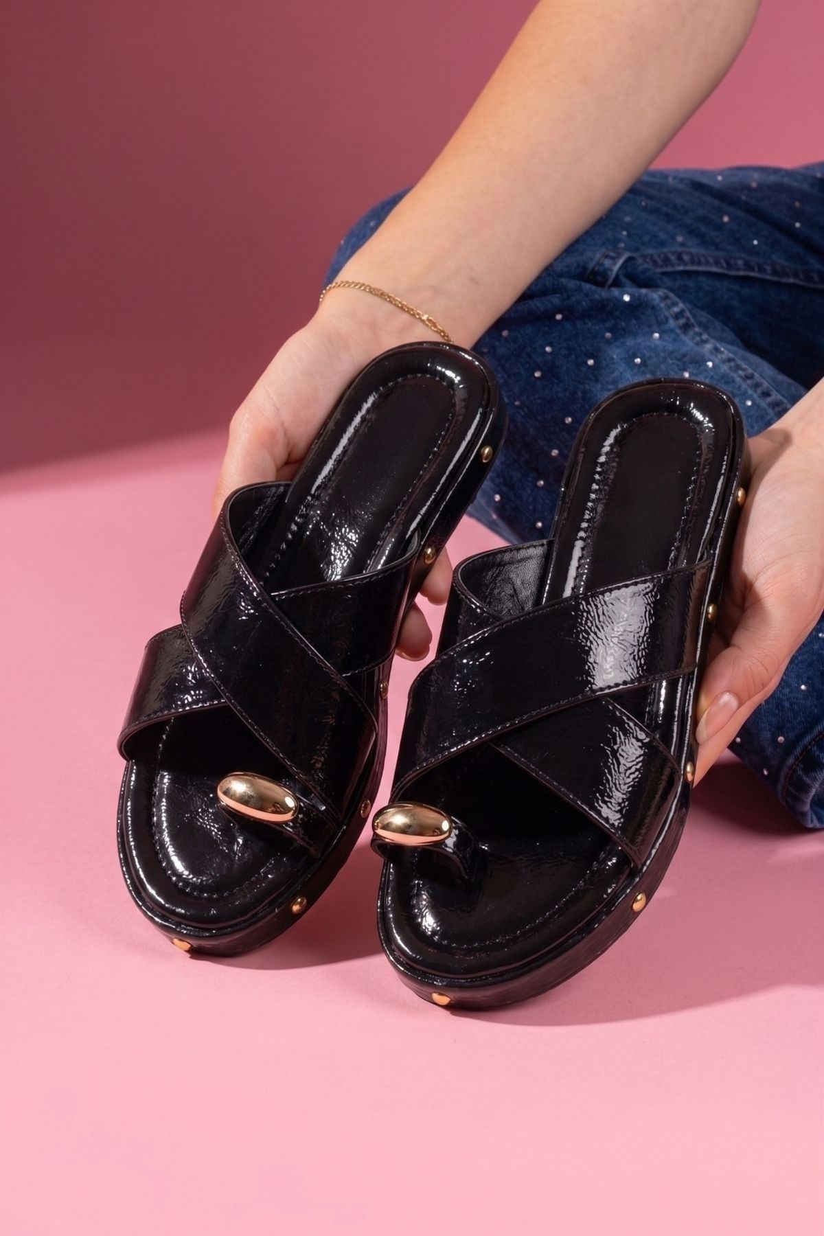 Spello Siyah Kırışık Rugan Parmak Arası Damla Aksesuarlı Çapraz Bantlı Terlik