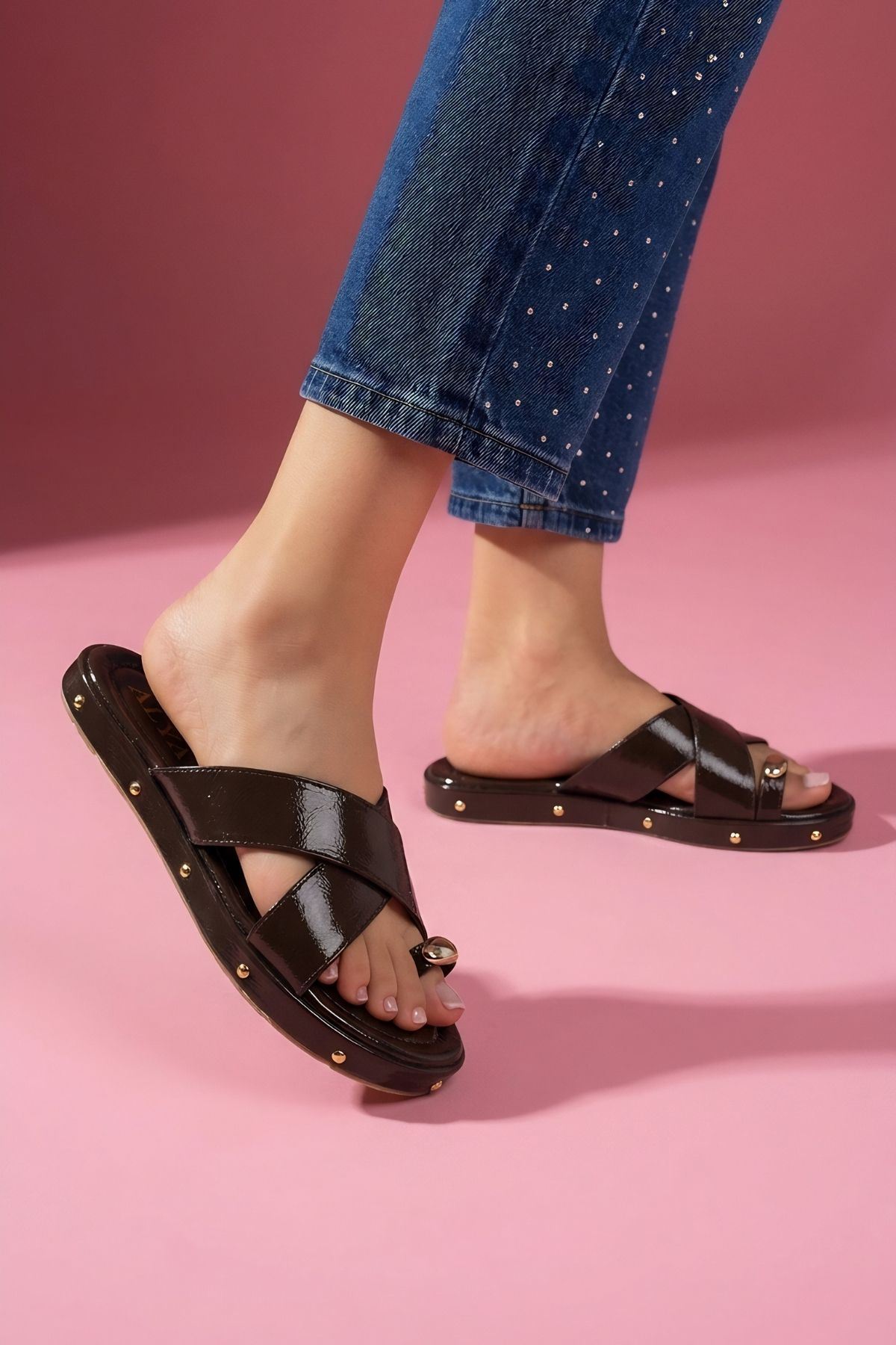 Spello Kahverengi Kırışık Rugan Parmak Arası Damla Aksesuarlı Çapraz Bantlı Terlik