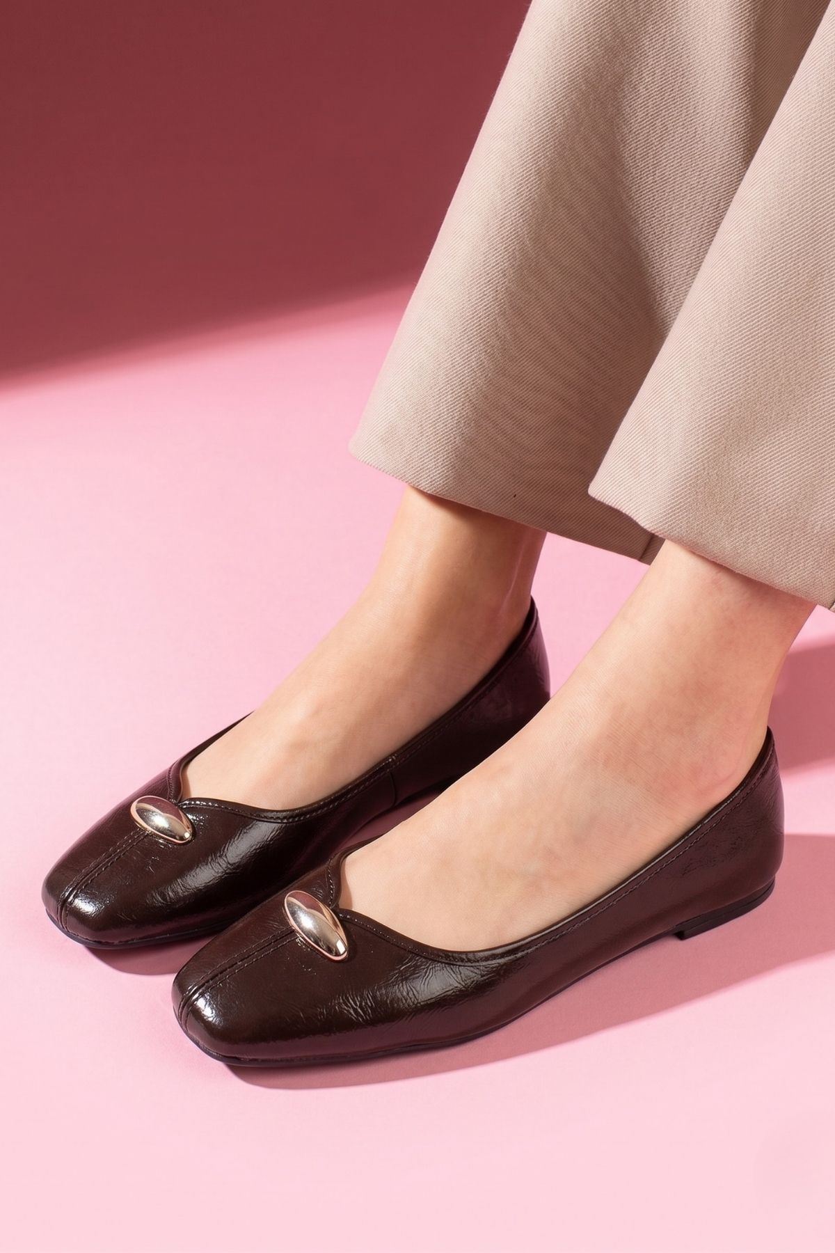 Terni Kahverengi Kırışık Rugan Damla Aksesuarlı Babet