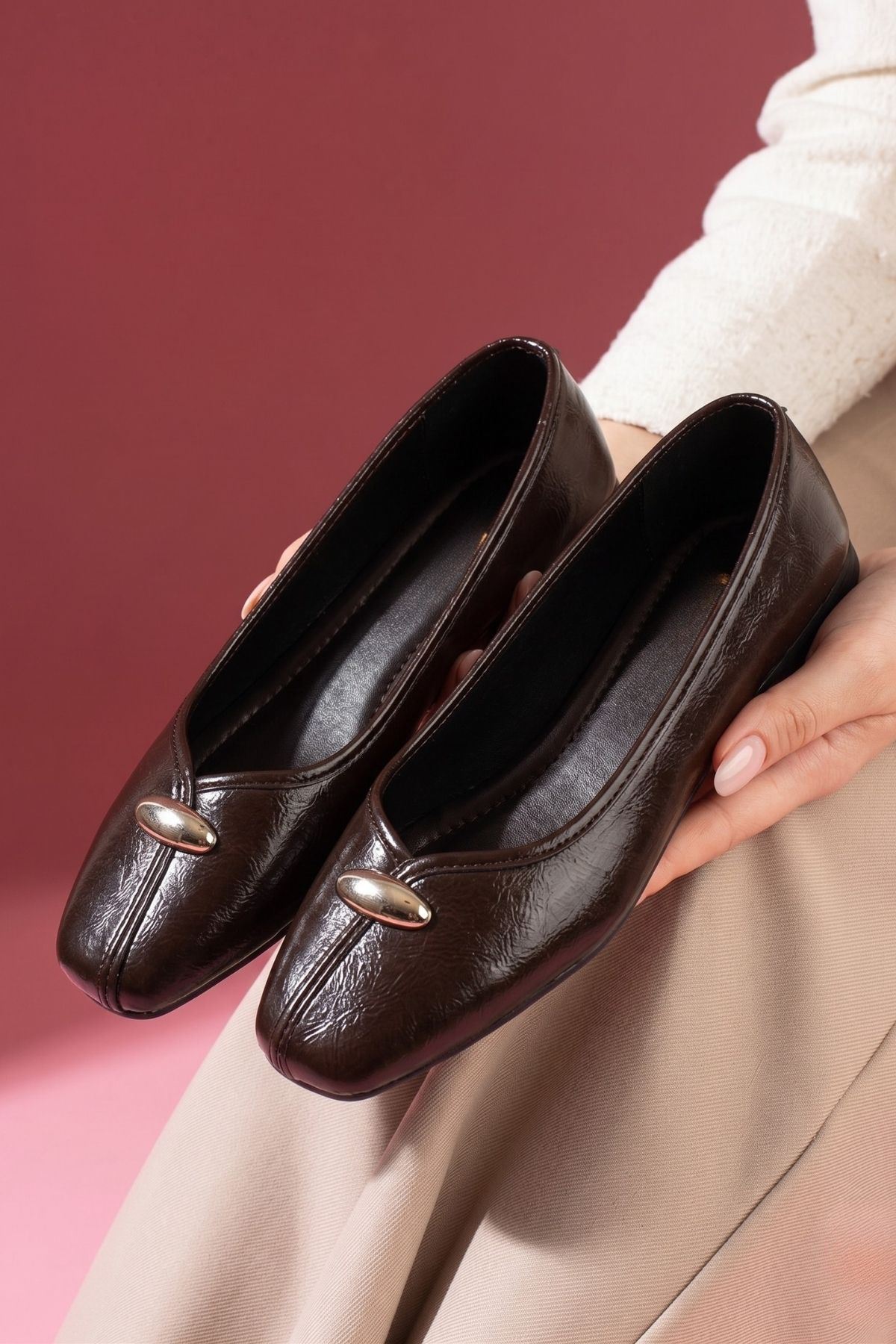 Terni Kahverengi Kırışık Rugan Damla Aksesuarlı Babet