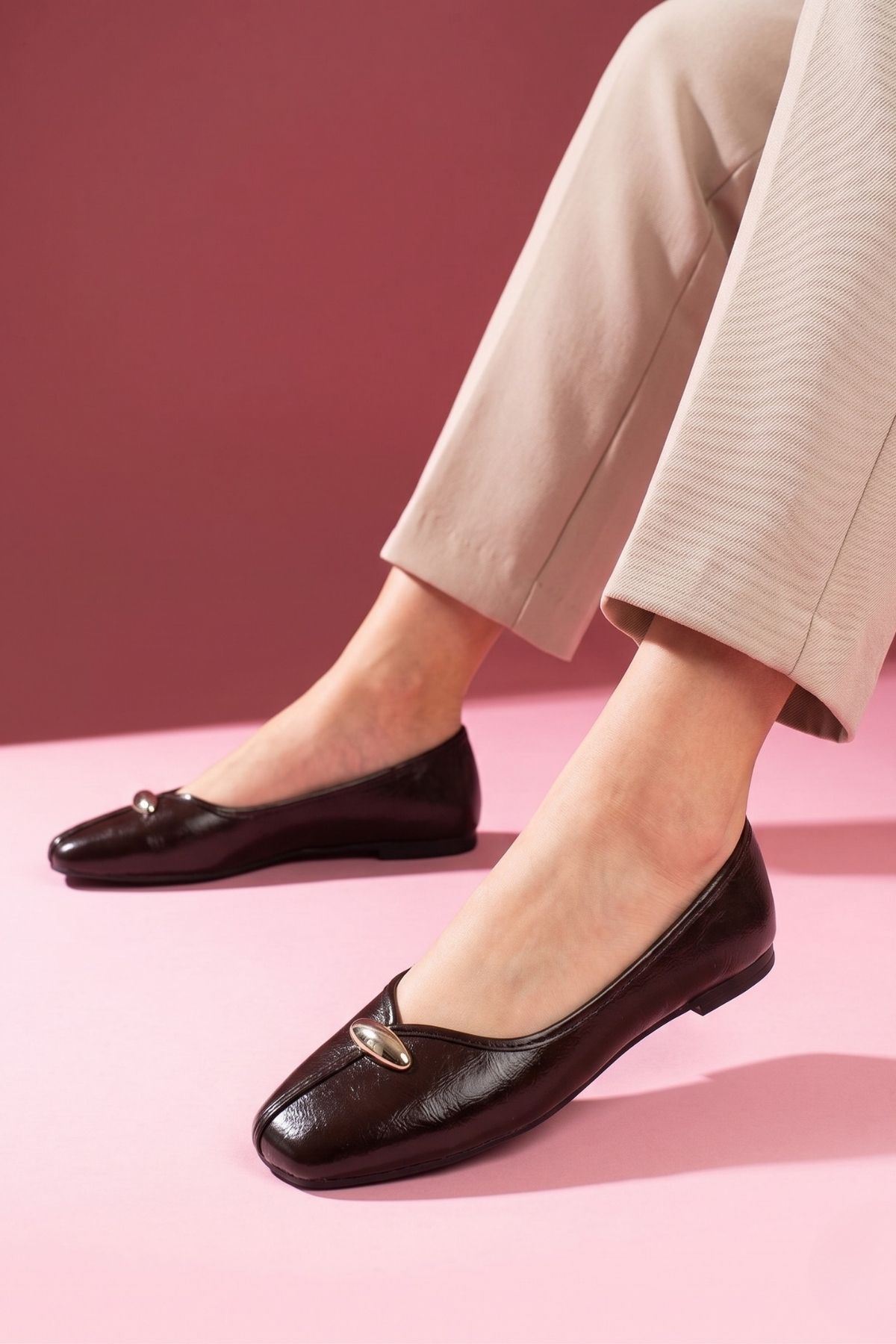 Terni Kahverengi Kırışık Rugan Damla Aksesuarlı Babet