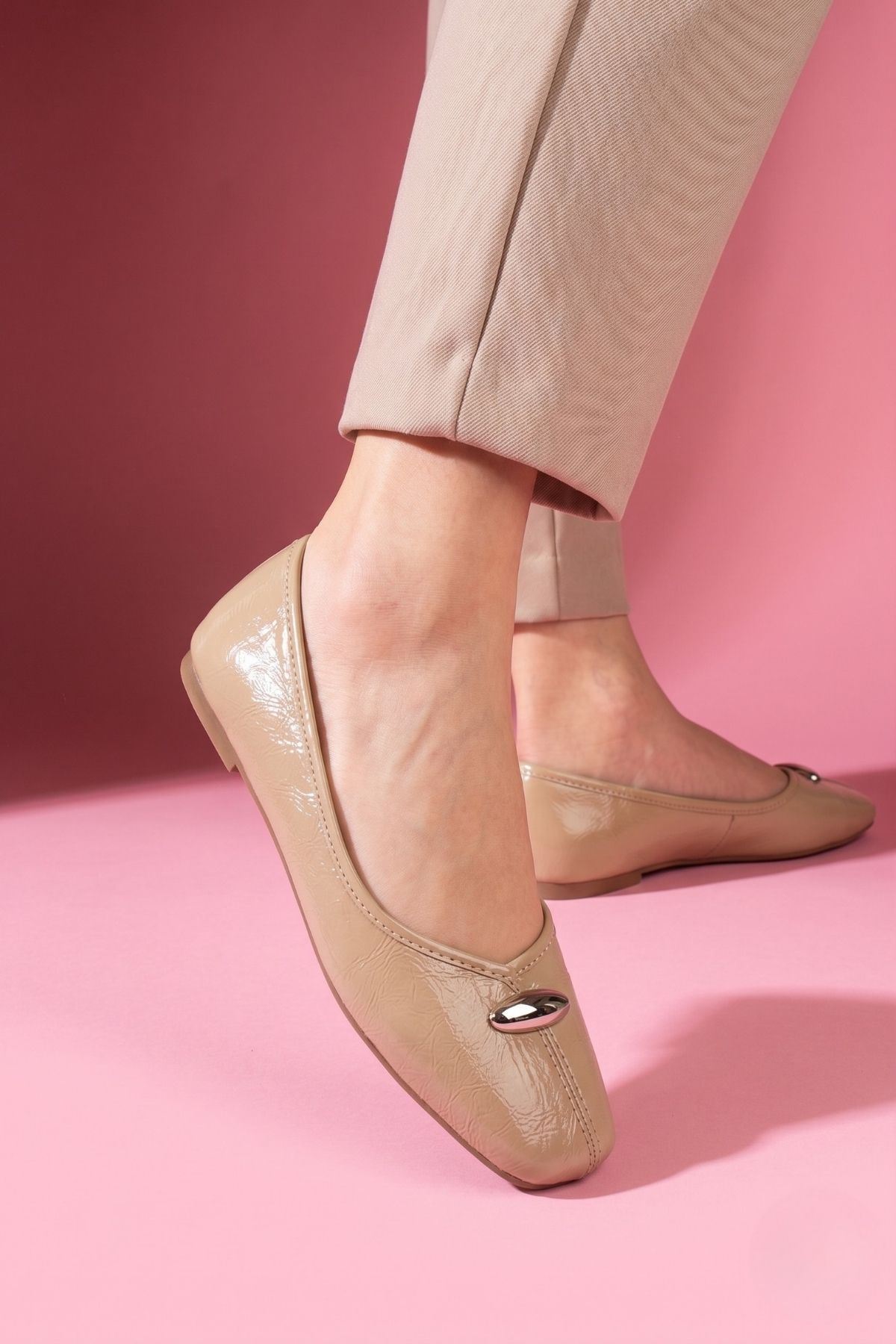 Terni Vizon Kırışık Rugan Damla Aksesuarlı Babet