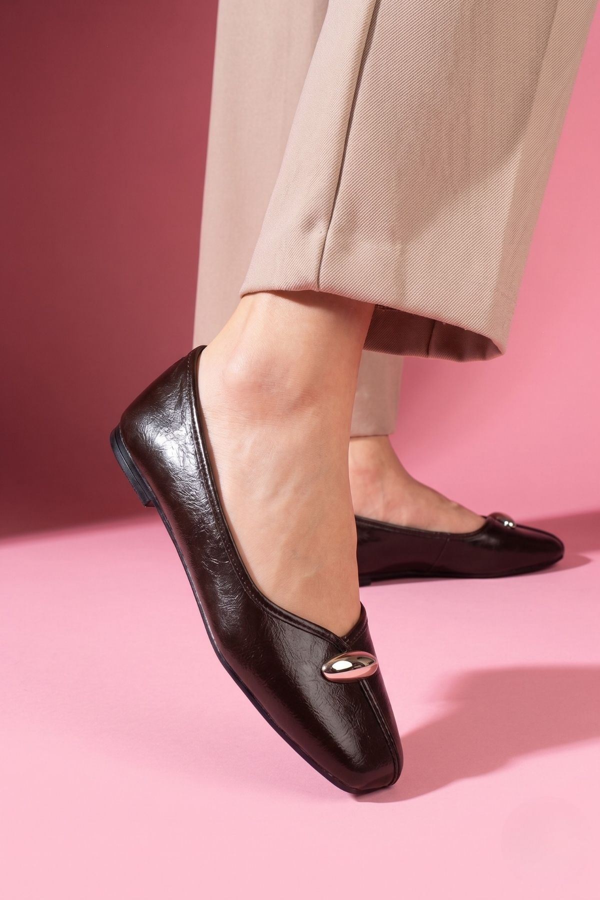 Terni Kahverengi Kırışık Rugan Damla Aksesuarlı Babet