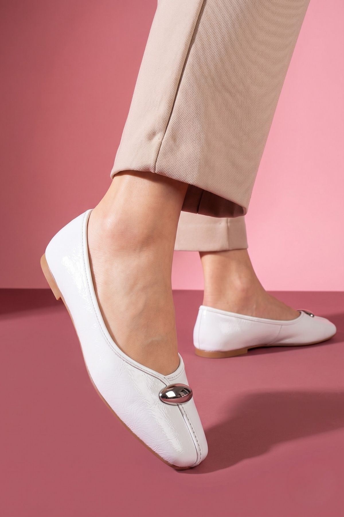 Terni Beyaz Kırışık Rugan Damla Aksesuarlı Babet