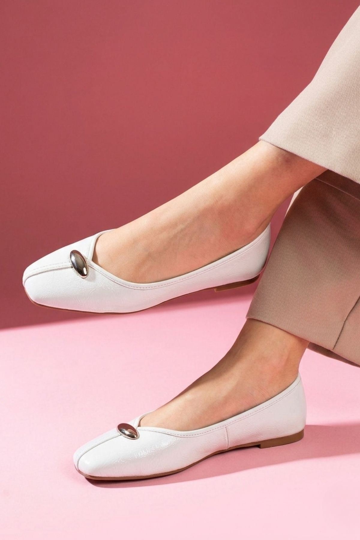 Terni Beyaz Kırışık Rugan Damla Aksesuarlı Babet