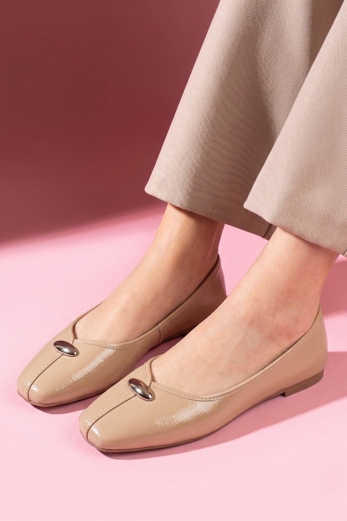 Terni Vizon Kırışık Rugan Damla Aksesuarlı Babet